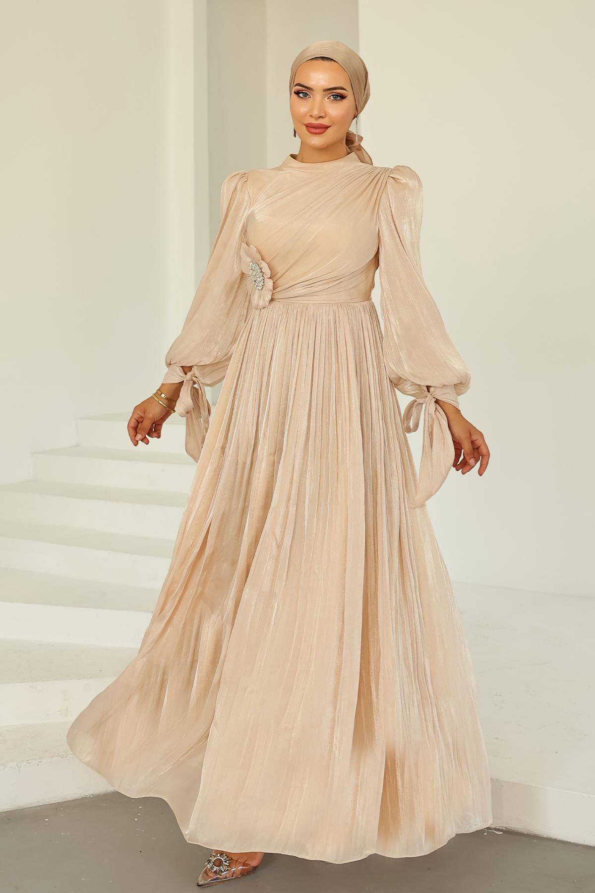 Pilise ve Taşlı Broş Detaylı Yoyo İpek Tesettür Abiye Elbise KREM 1244