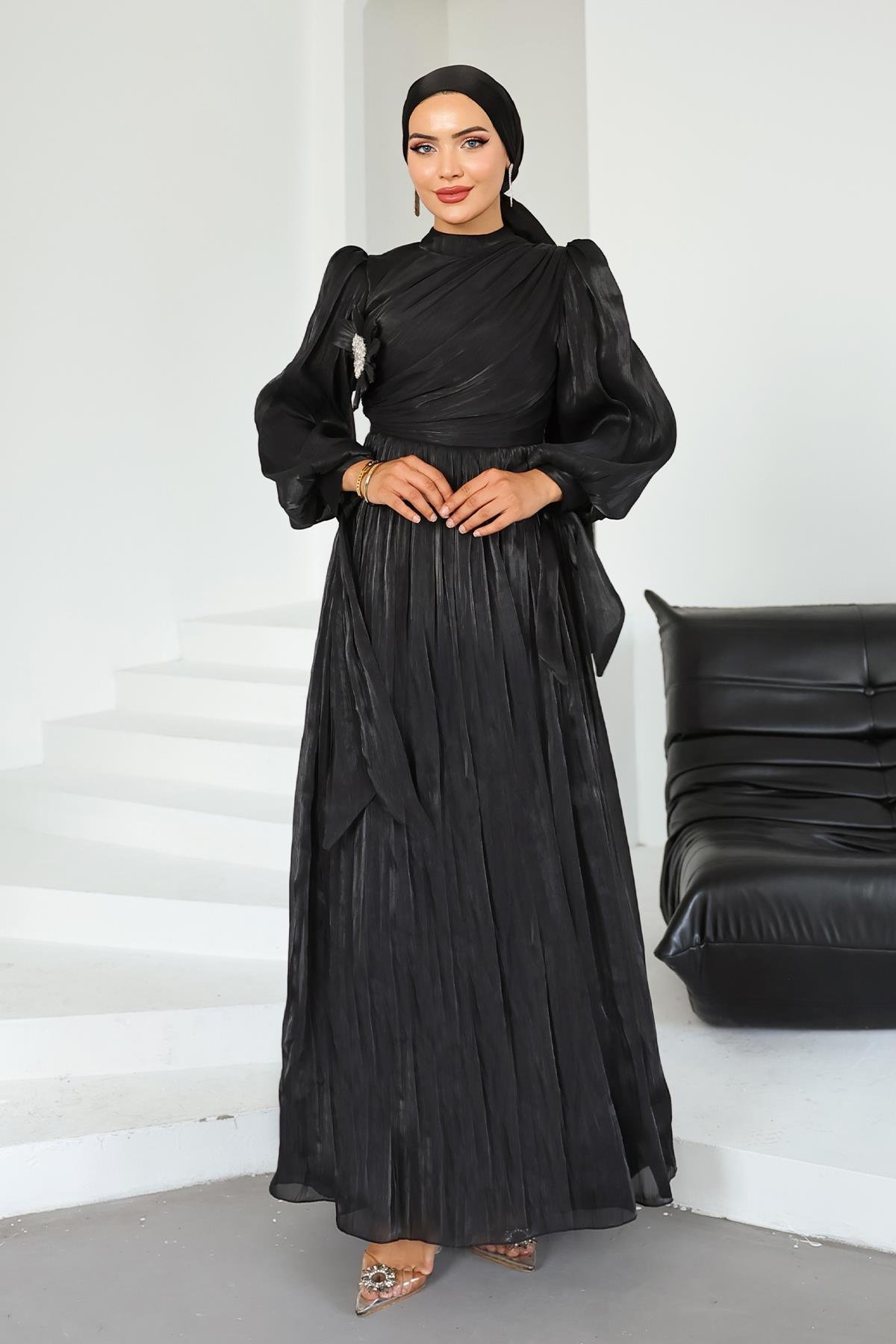 Pilise ve Taşlı Broş Detaylı Yoyo İpek Tesettür Abiye Elbise SİYAH 1244