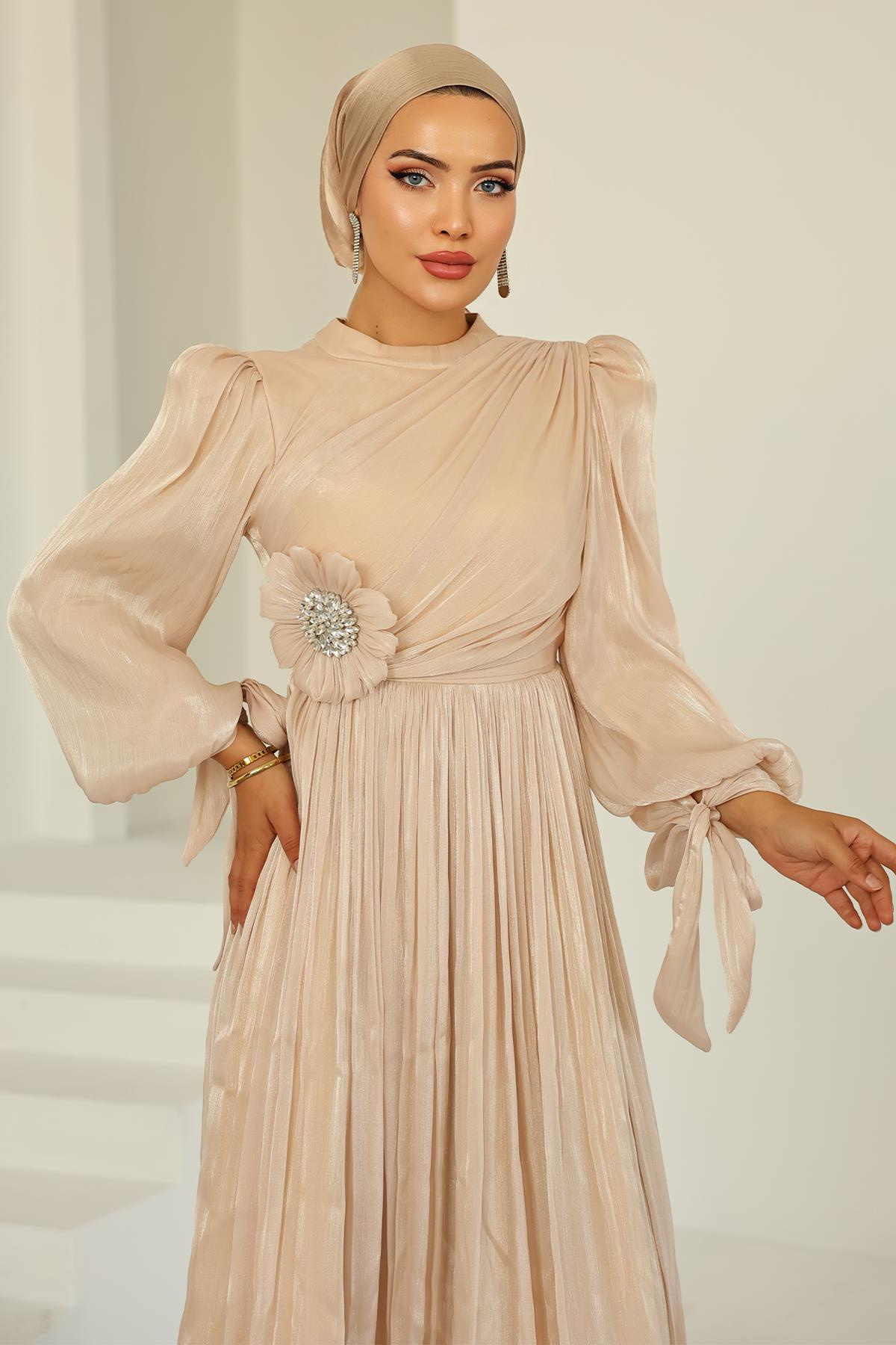 Pilise ve Taşlı Broş Detaylı Yoyo İpek Tesettür Abiye Elbise KREM 1244