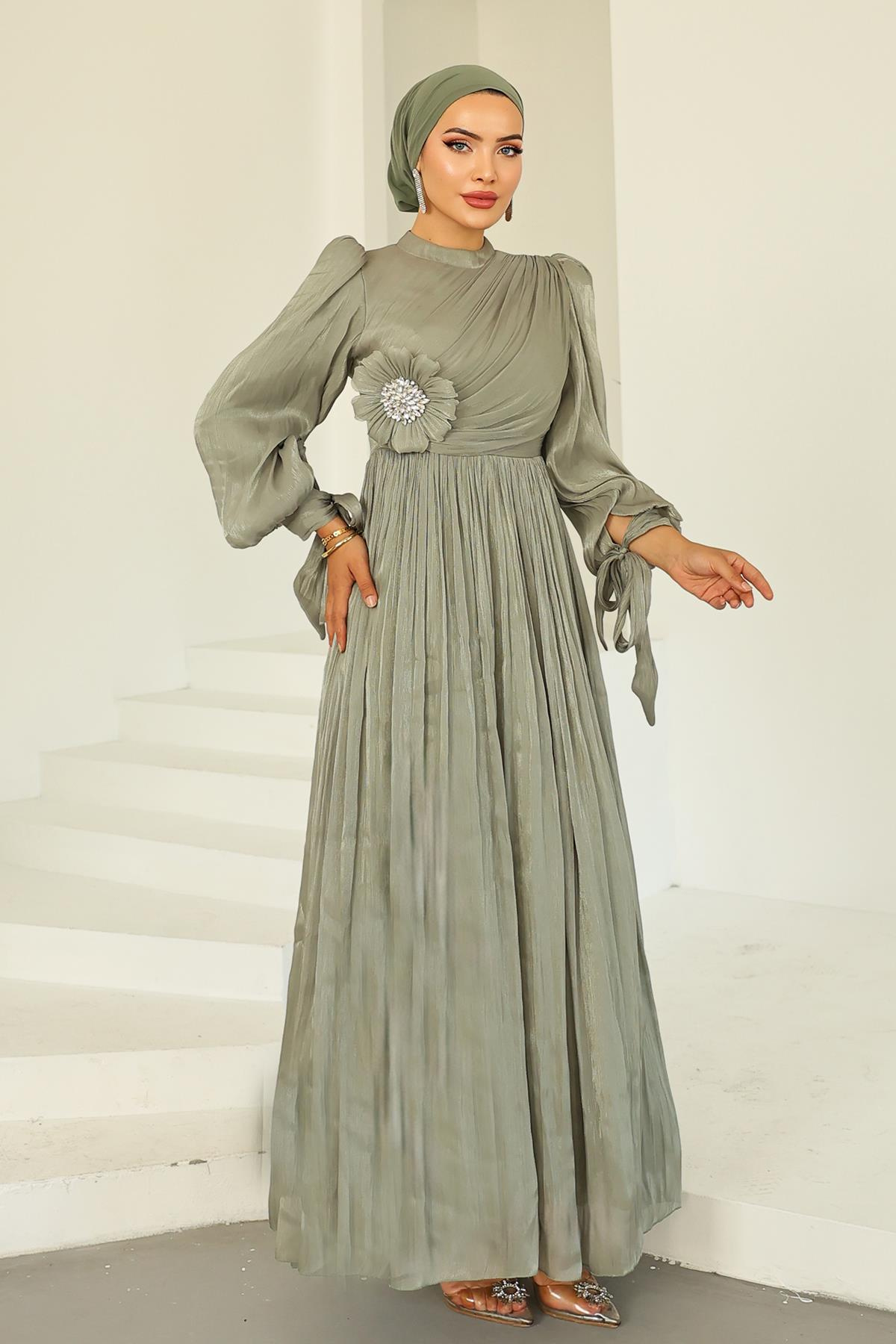 Pilise ve Taşlı Broş Detaylı Yoyo İpek Tesettür Abiye Elbise AÇIK YEŞİL 1244