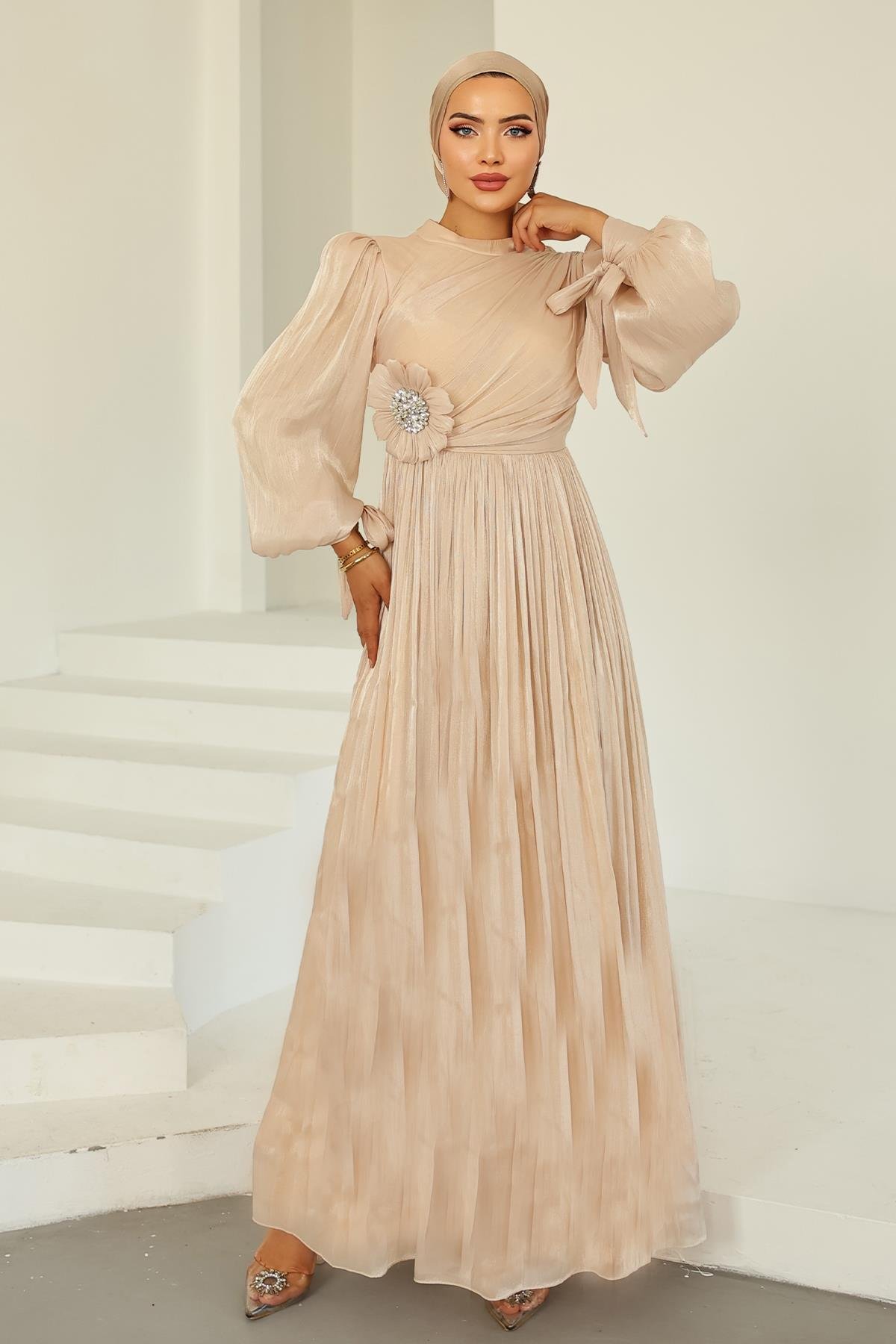 Pilise ve Taşlı Broş Detaylı Yoyo İpek Tesettür Abiye Elbise KREM 1244