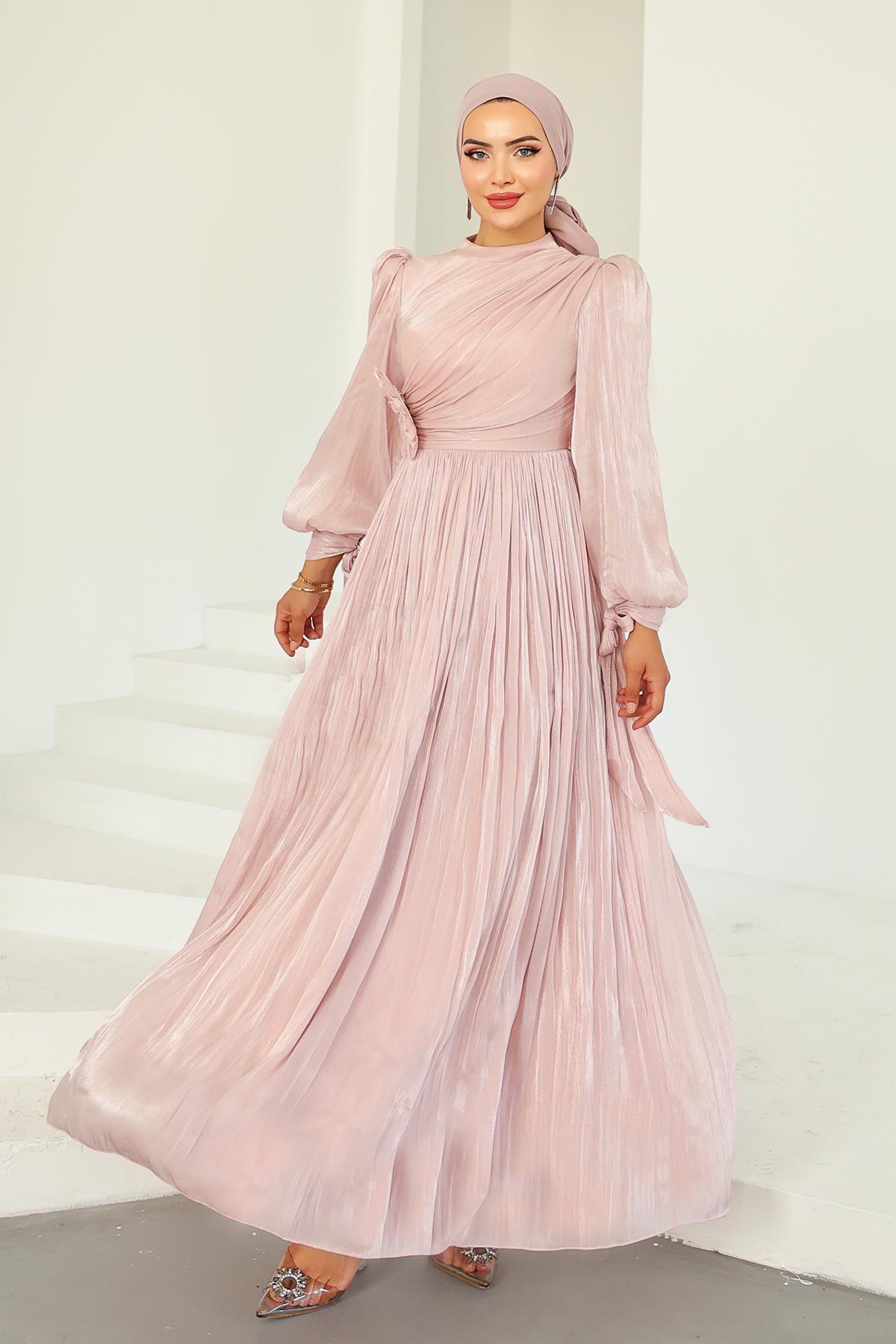 Pilise ve Taşlı Broş Detaylı Yoyo İpek Tesettür Abiye Elbise PUDRA 1244