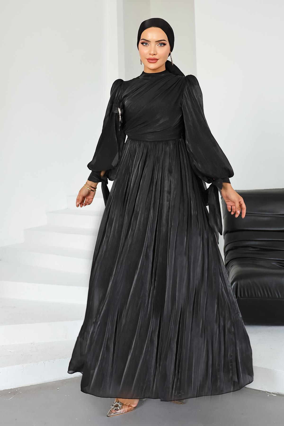 Pilise ve Taşlı Broş Detaylı Yoyo İpek Tesettür Abiye Elbise SİYAH 1244