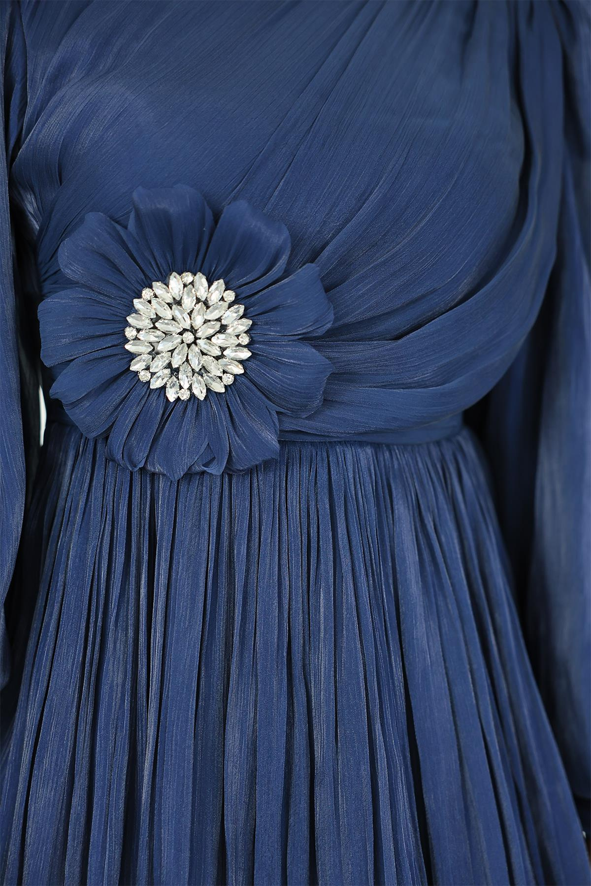 Pilise ve Taşlı Broş Detaylı Yoyo İpek Tesettür Abiye Elbise K. İNDİGO 1244