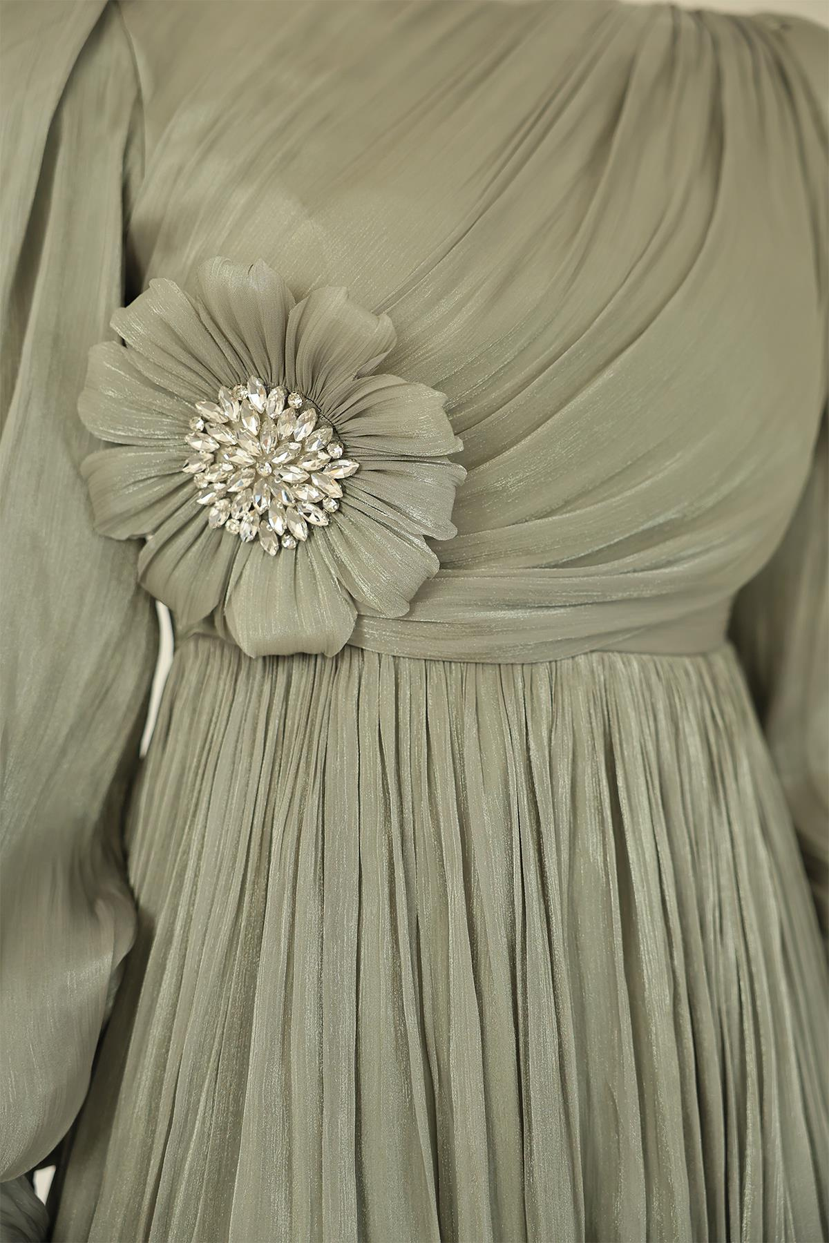 Pilise ve Taşlı Broş Detaylı Yoyo İpek Tesettür Abiye Elbise AÇIK YEŞİL 1244