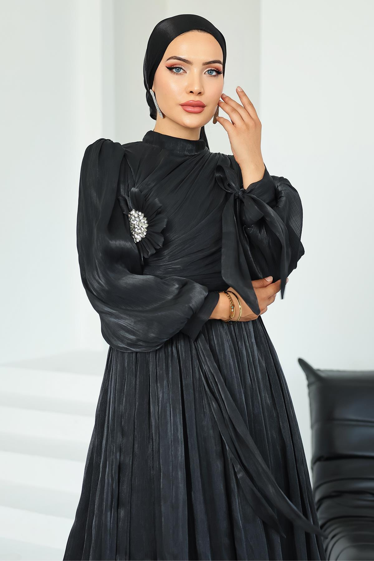 Pilise ve Taşlı Broş Detaylı Yoyo İpek Tesettür Abiye Elbise SİYAH 1244