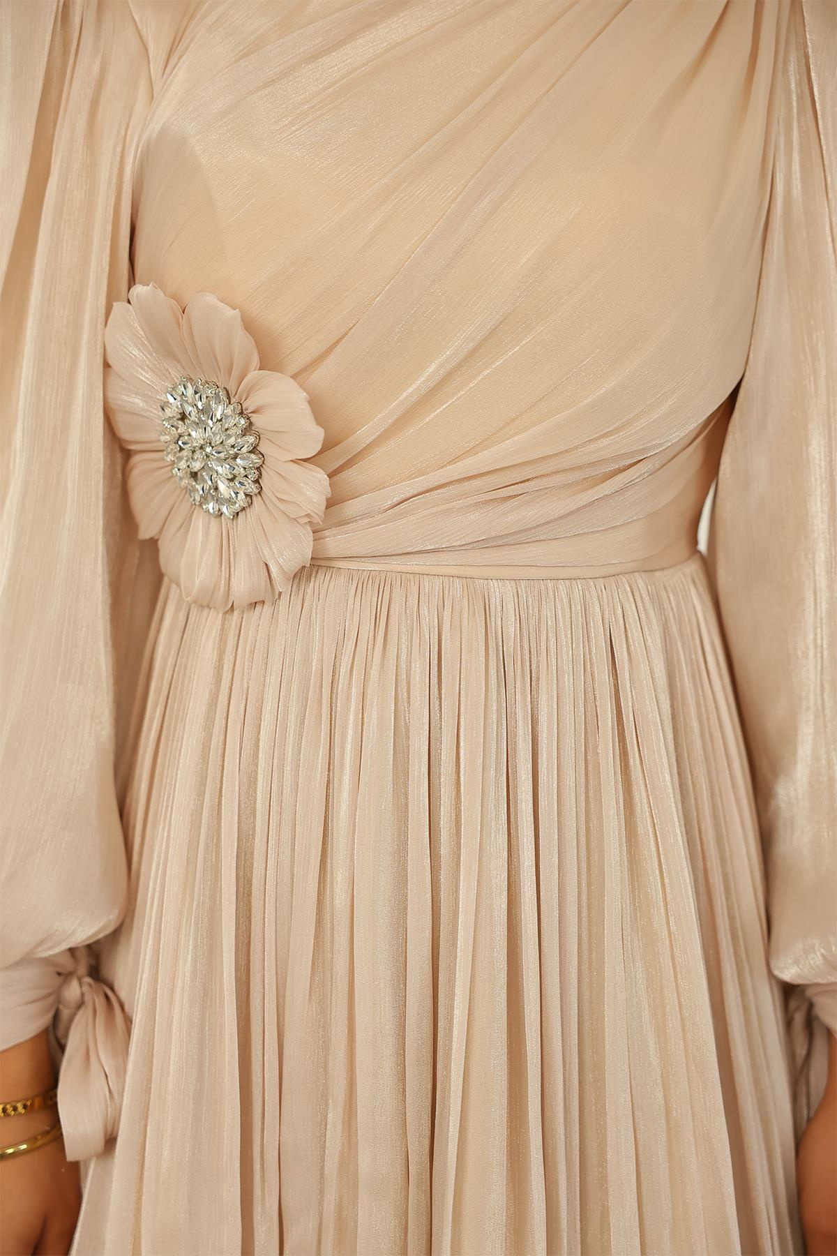 Pilise ve Taşlı Broş Detaylı Yoyo İpek Tesettür Abiye Elbise KREM 1244