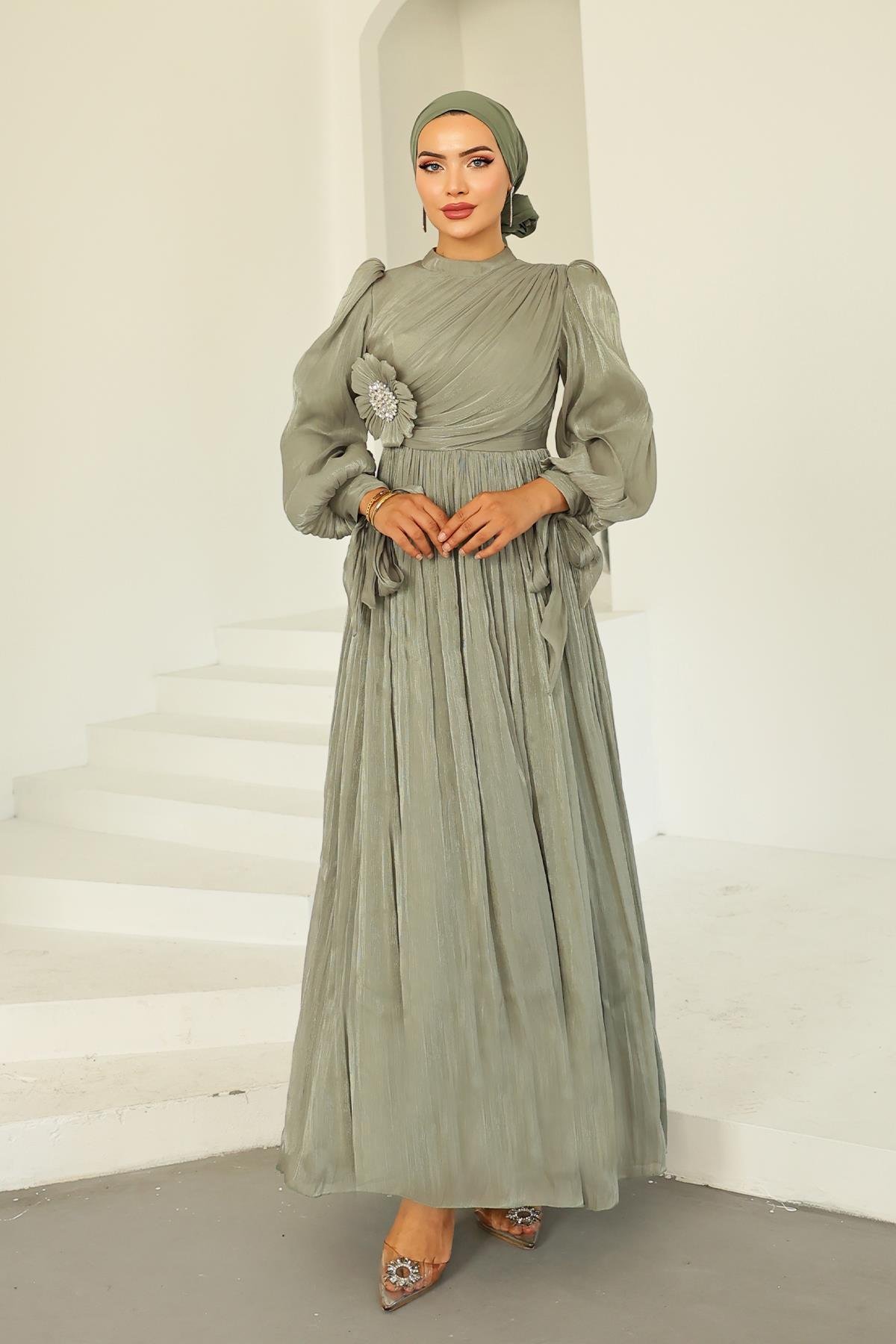 Pilise ve Taşlı Broş Detaylı Yoyo İpek Tesettür Abiye Elbise AÇIK YEŞİL 1244