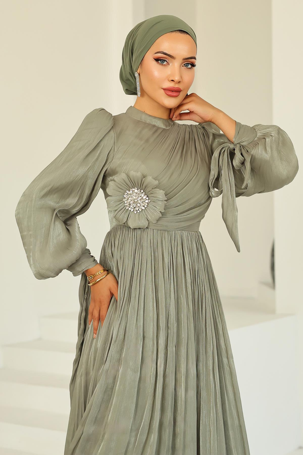 Pilise ve Taşlı Broş Detaylı Yoyo İpek Tesettür Abiye Elbise AÇIK YEŞİL 1244
