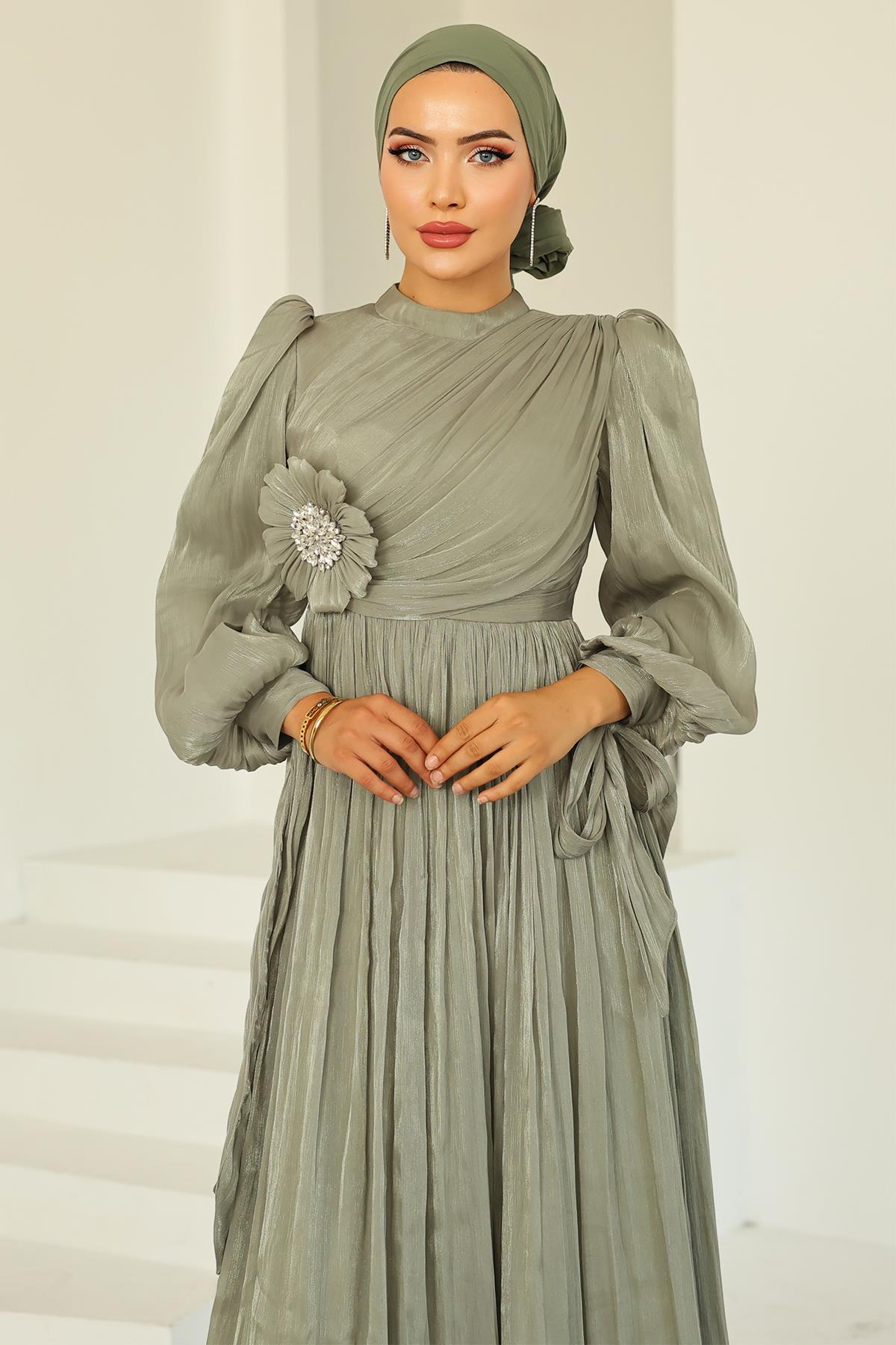 Pilise ve Taşlı Broş Detaylı Yoyo İpek Tesettür Abiye Elbise AÇIK YEŞİL 1244
