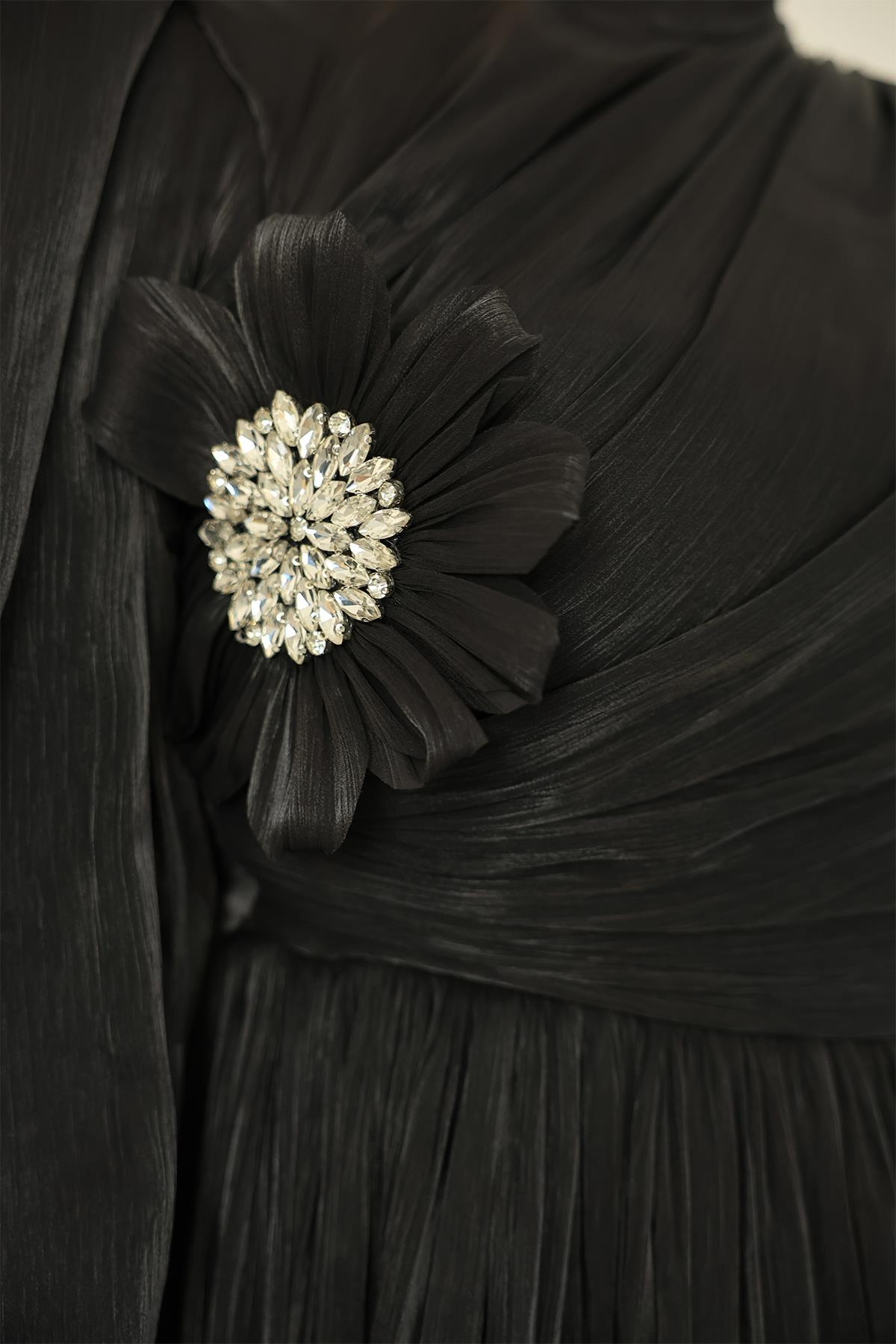 Pilise ve Taşlı Broş Detaylı Yoyo İpek Tesettür Abiye Elbise SİYAH 1244