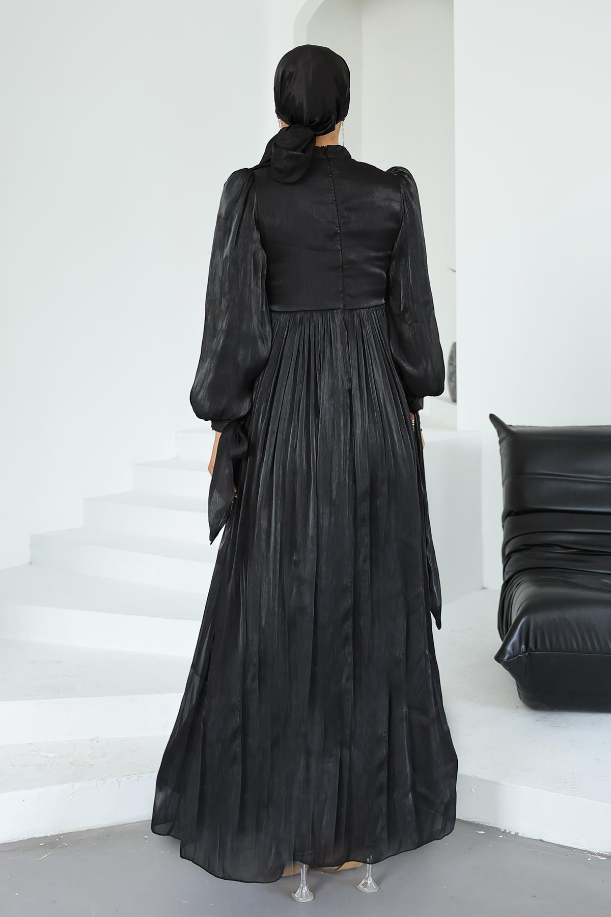 Pilise ve Taşlı Broş Detaylı Yoyo İpek Tesettür Abiye Elbise SİYAH 1244