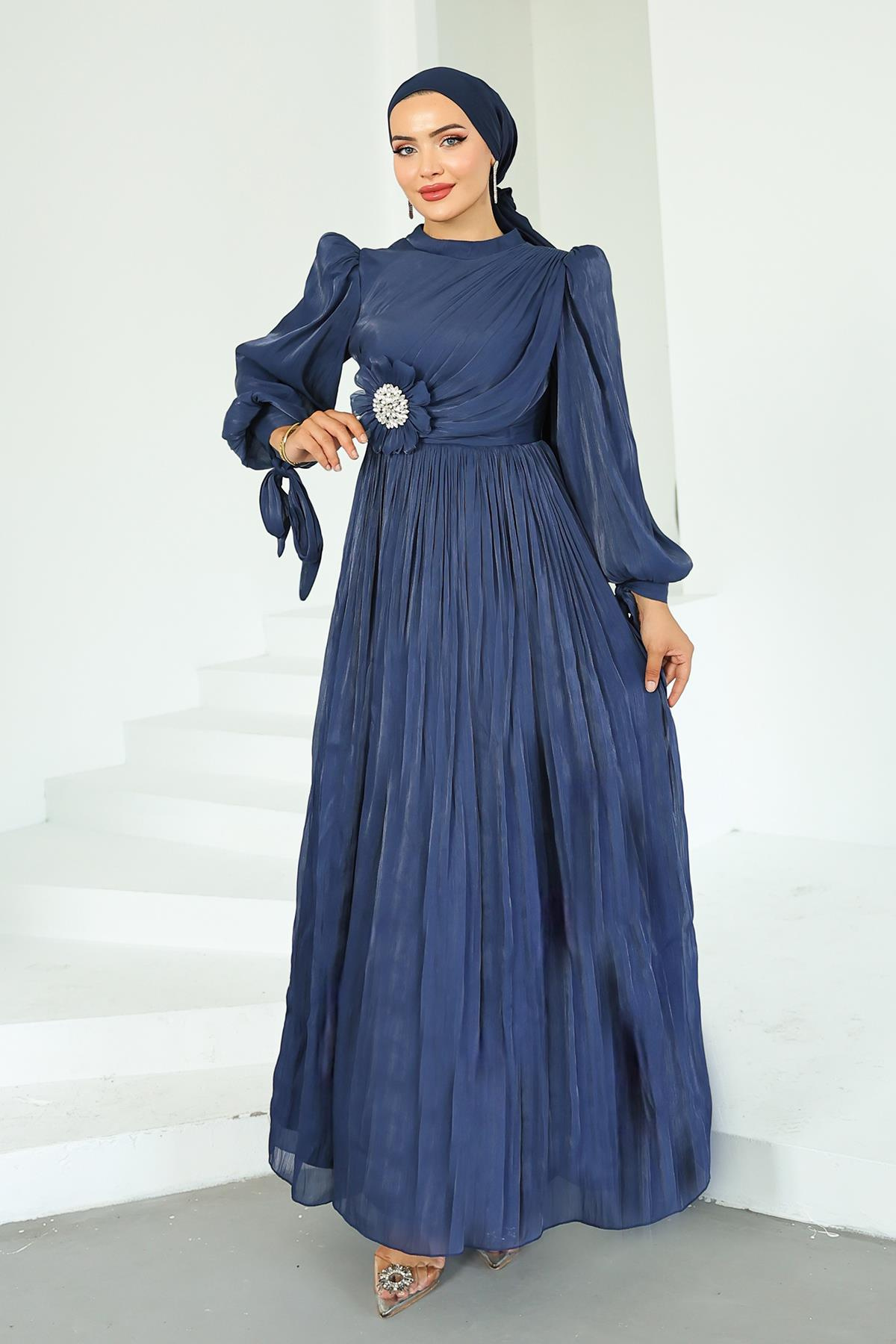 Pilise ve Taşlı Broş Detaylı Yoyo İpek Tesettür Abiye Elbise K. İNDİGO 1244