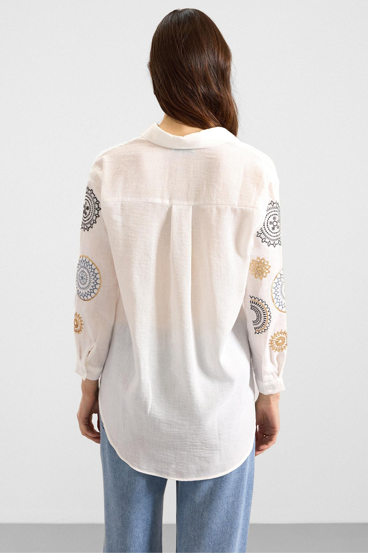 Pul ve Nakış Detaylı Salaş Gömlek BEYAZ 9411