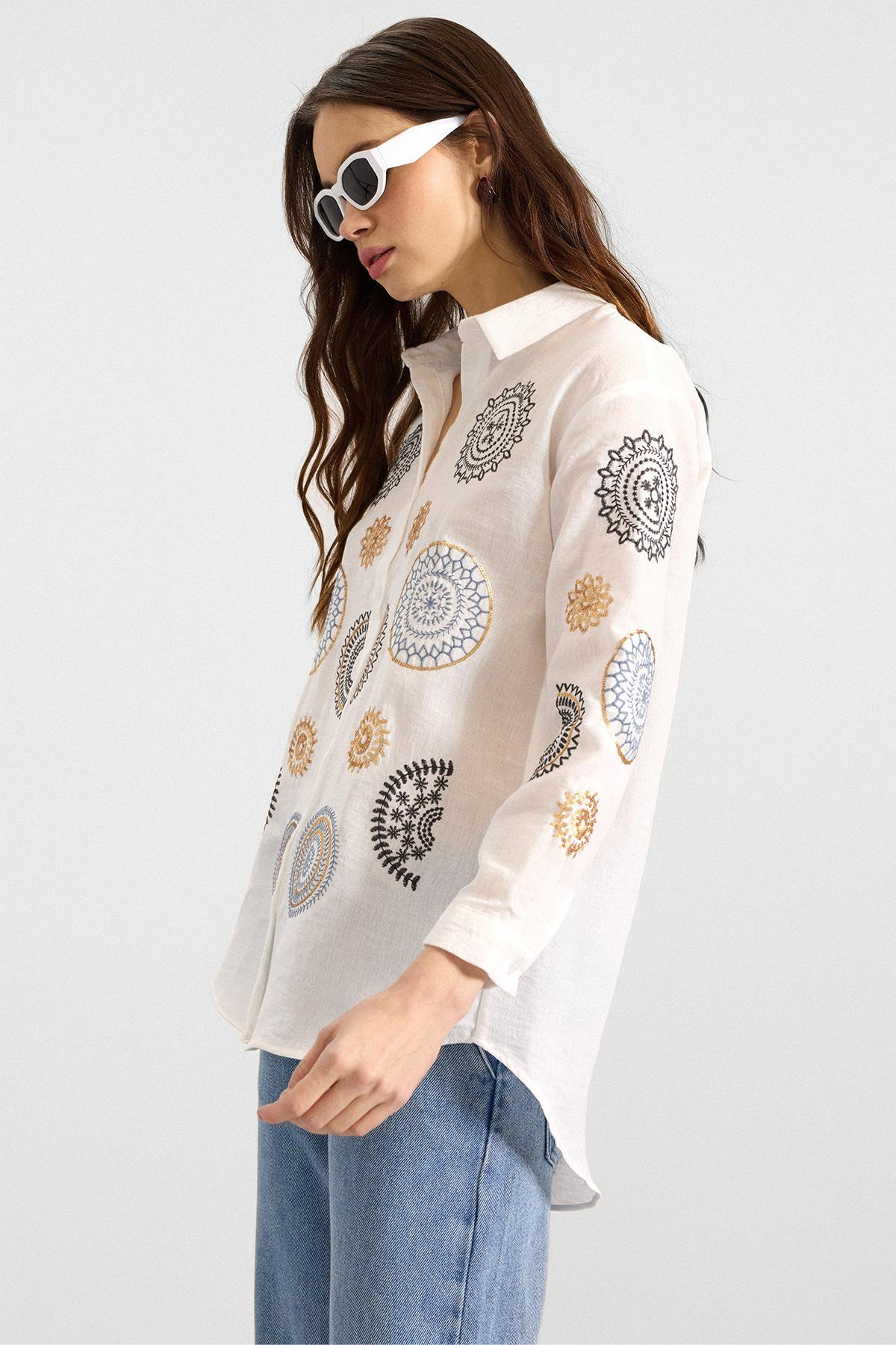 Pul ve Nakış Detaylı Salaş Gömlek BEYAZ 9411