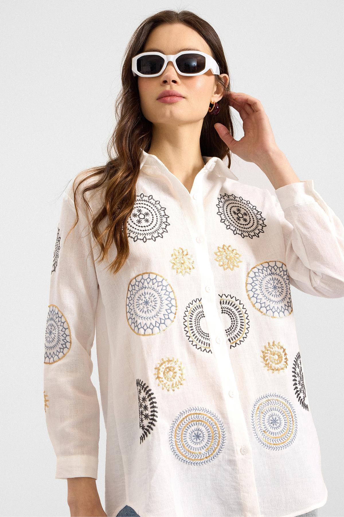 Pul ve Nakış Detaylı Salaş Gömlek BEYAZ 9411