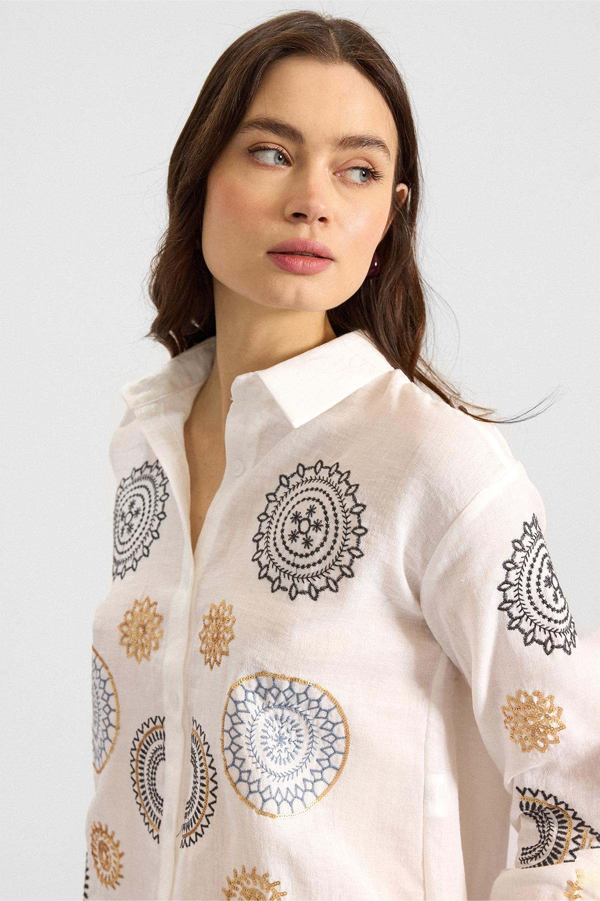 Pul ve Nakış Detaylı Salaş Gömlek BEYAZ 9411