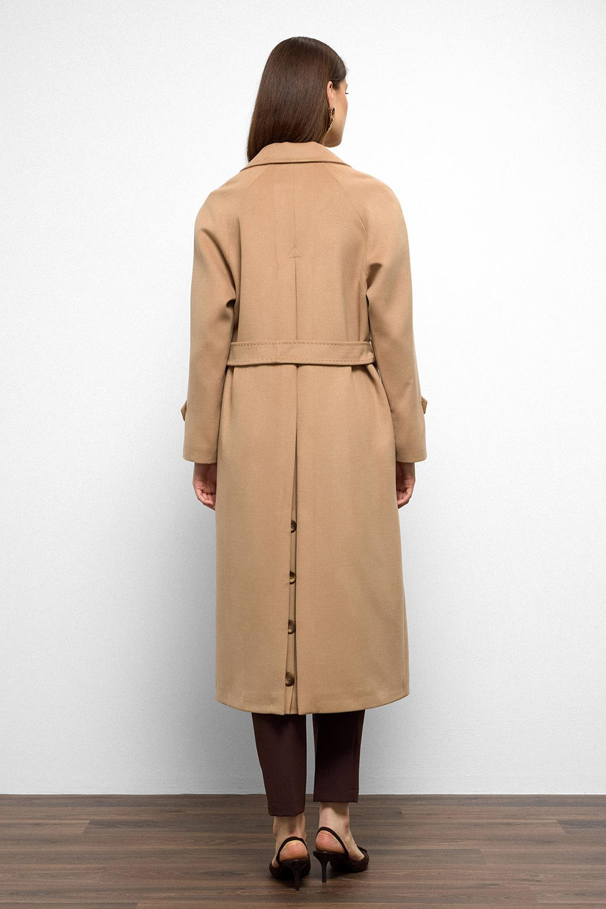 Punto Dikiş Detaylı Arkası Plikaşeli Ara Boy Kaşmir Kaban BİSKÜVİ 3113