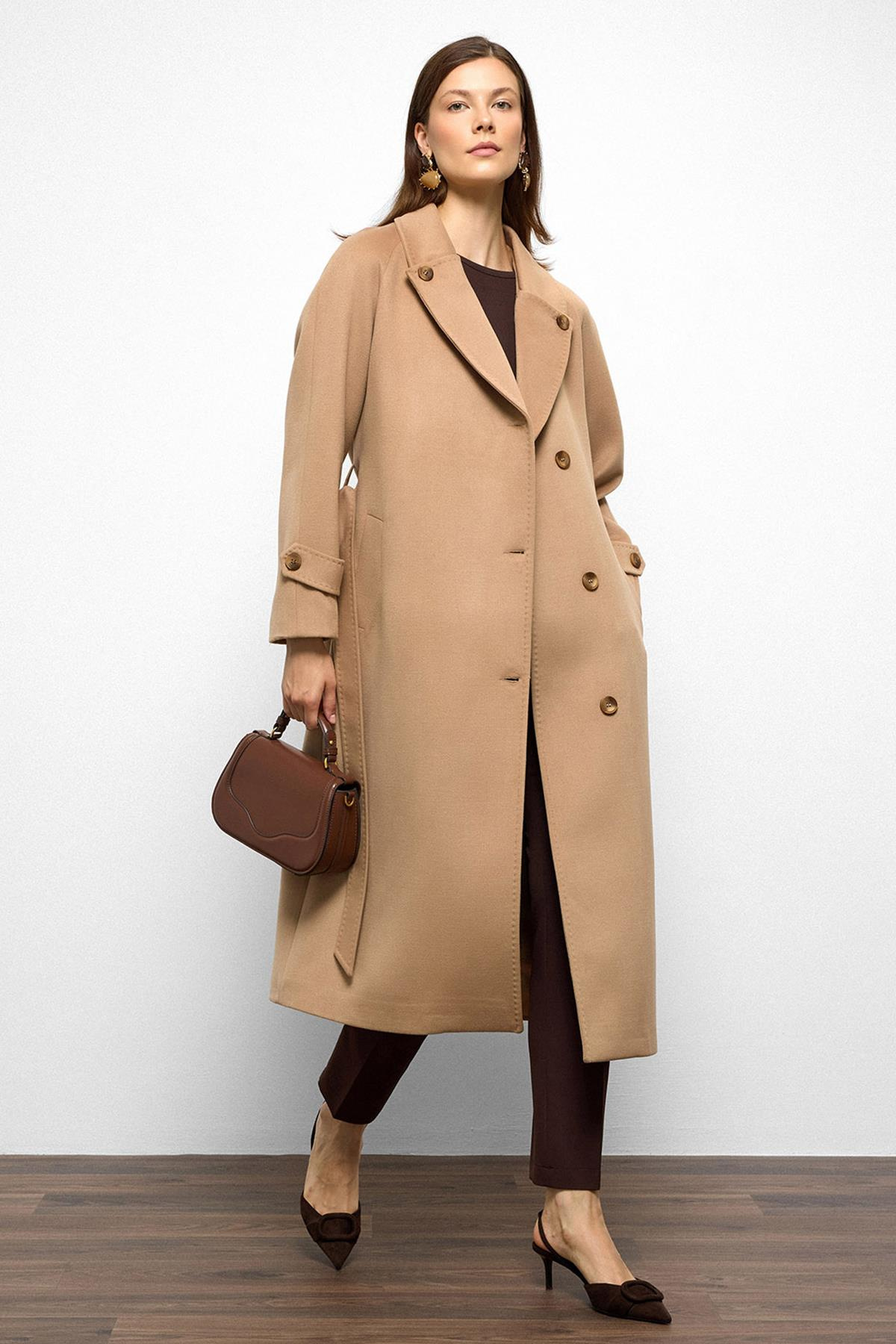 Punto Dikiş Detaylı Arkası Plikaşeli Ara Boy Kaşmir Kaban BİSKÜVİ 3113