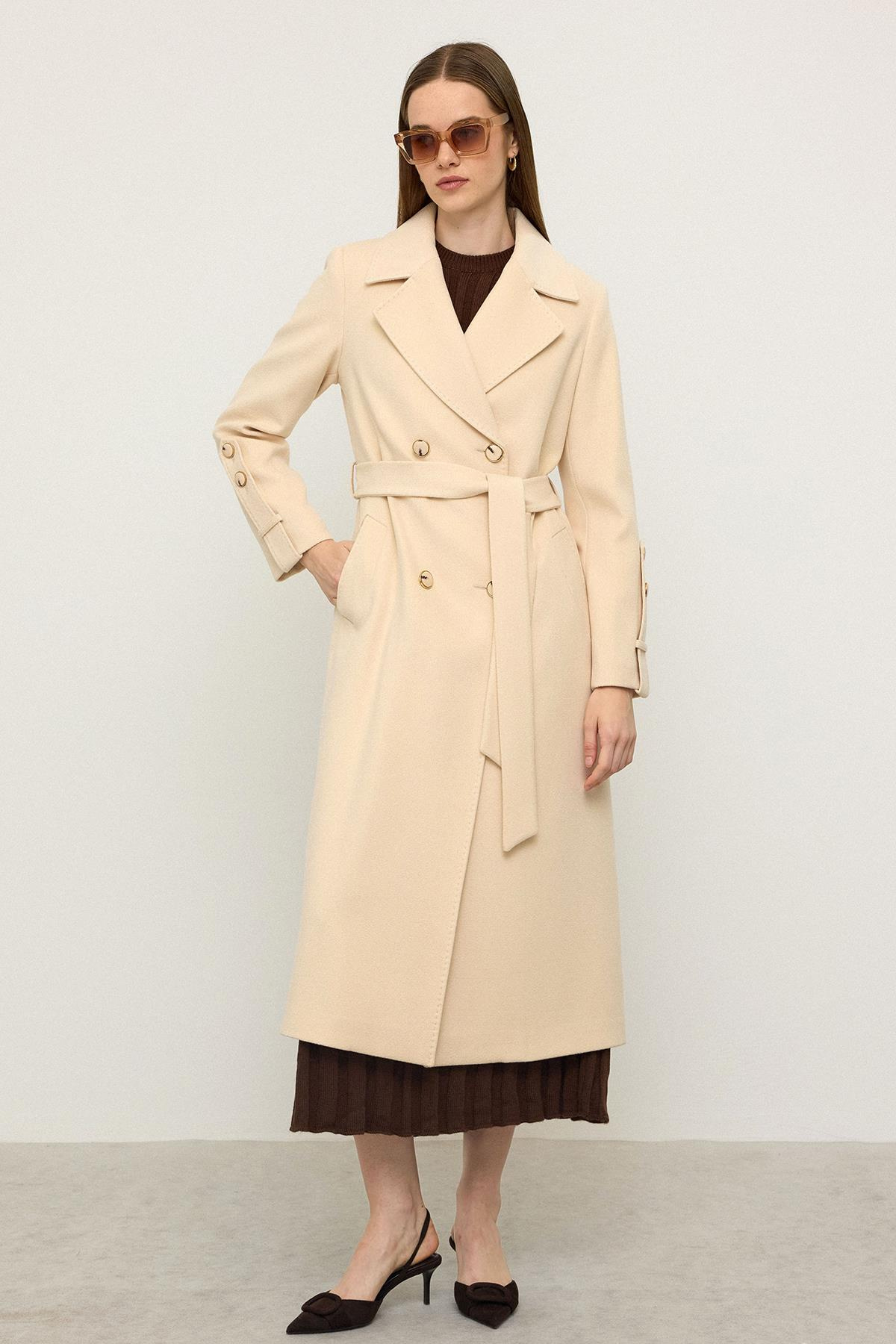 معطف بتصميم ذاتي، إصدار محدود، بتفاصيل غرزة بونتو كريم 3134