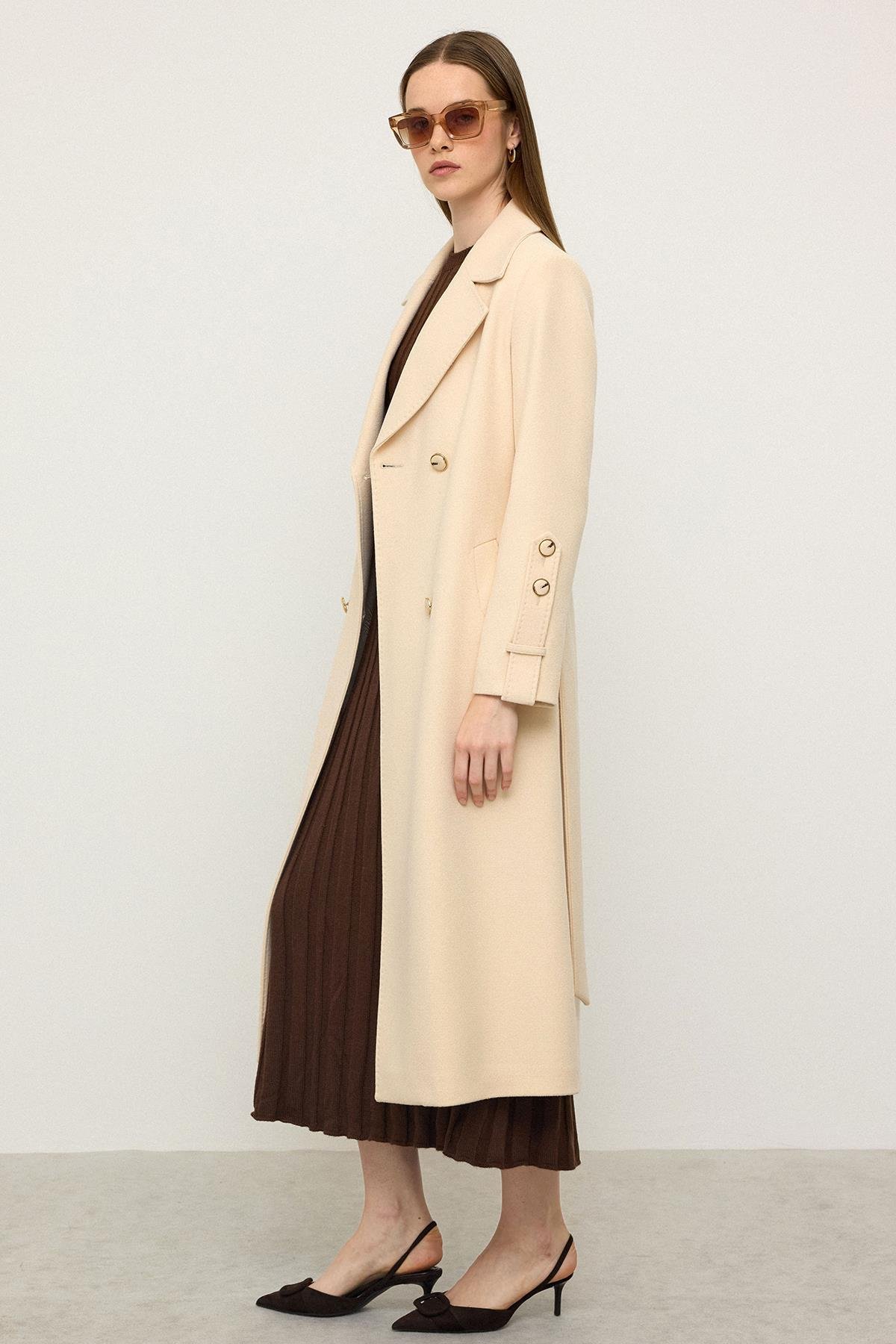 معطف بتصميم ذاتي، إصدار محدود، بتفاصيل غرزة بونتو كريم 3134