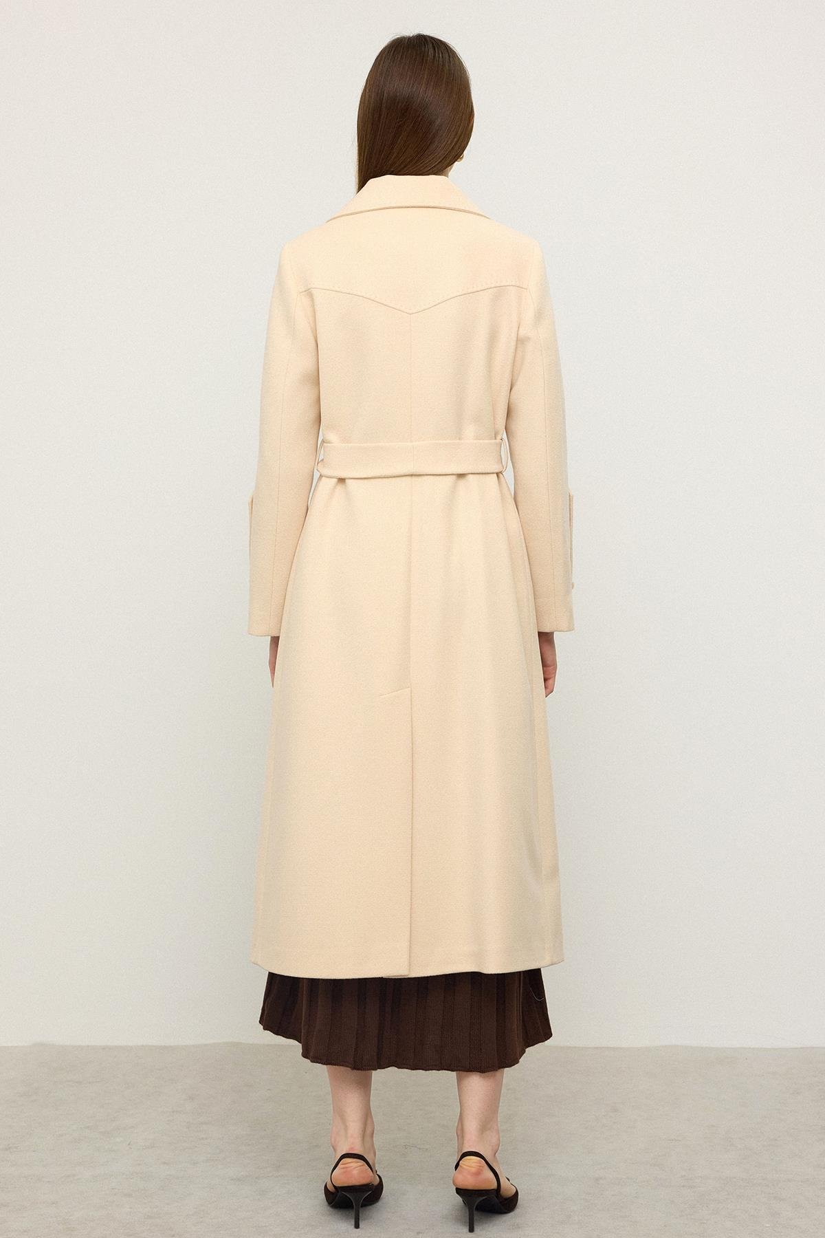 معطف بتصميم ذاتي، إصدار محدود، بتفاصيل غرزة بونتو كريم 3134