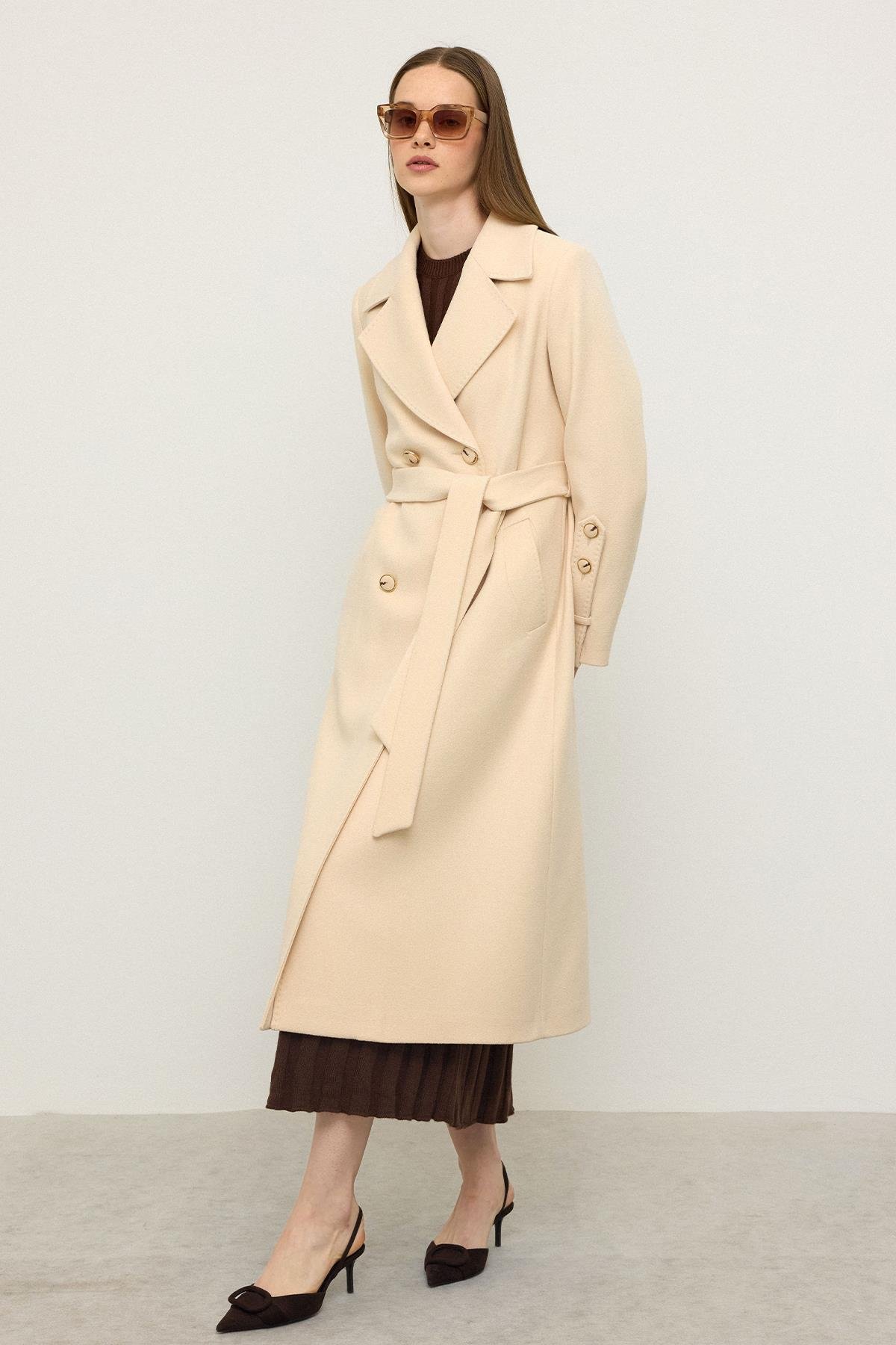 معطف بتصميم ذاتي، إصدار محدود، بتفاصيل غرزة بونتو كريم 3134