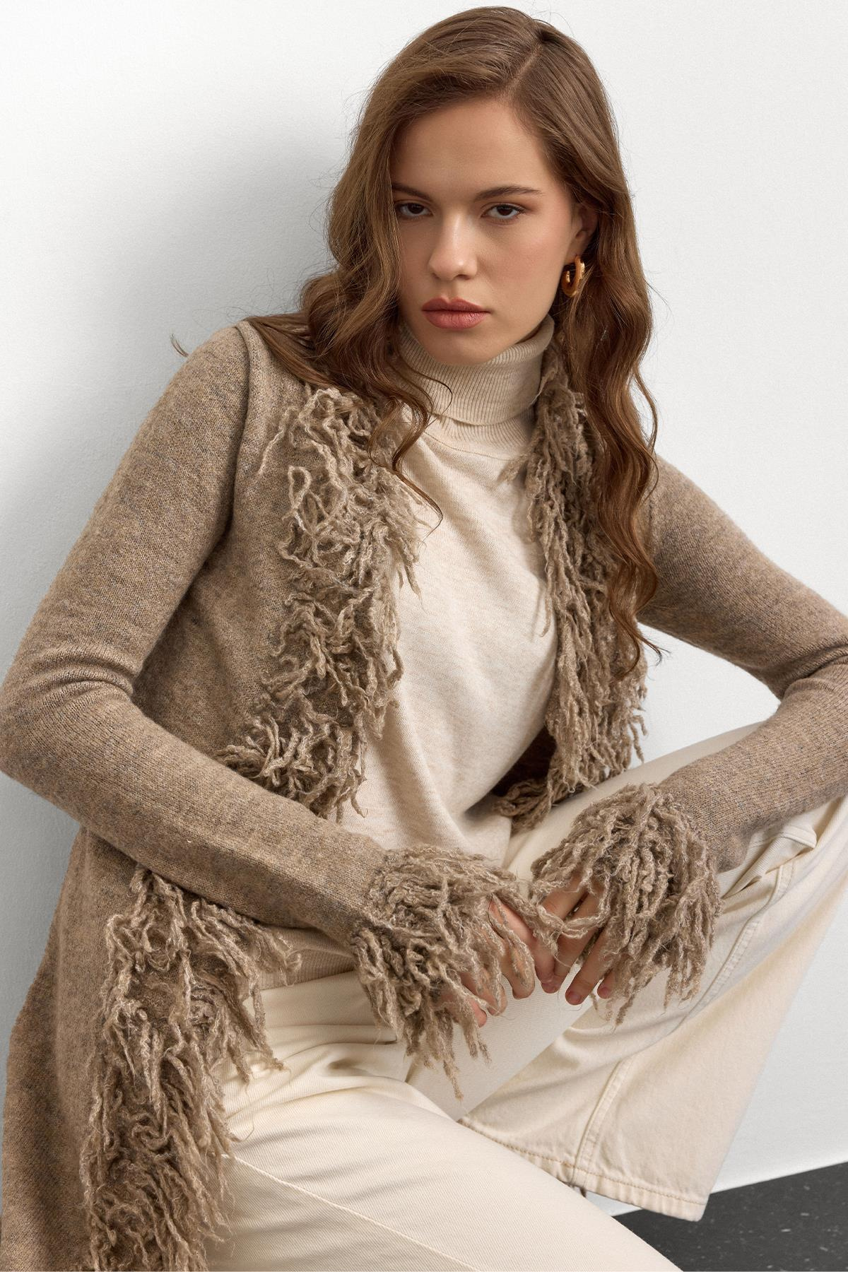 Püskül Detaylı Uzun Triko Hırka VİZON 8281