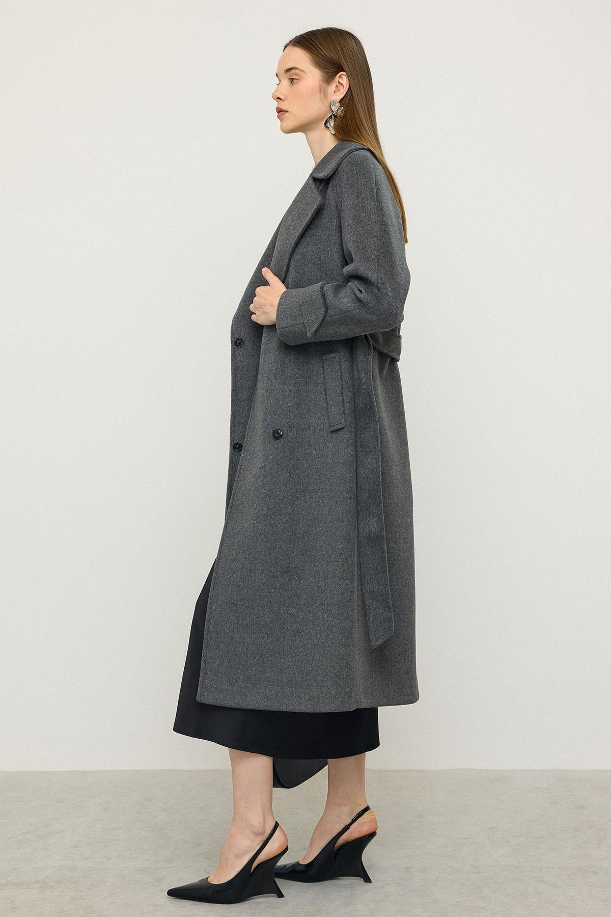 معطف متوسط الطول بأكمام راجلان وإغلاق بزر كبس رمادي غامق 3145