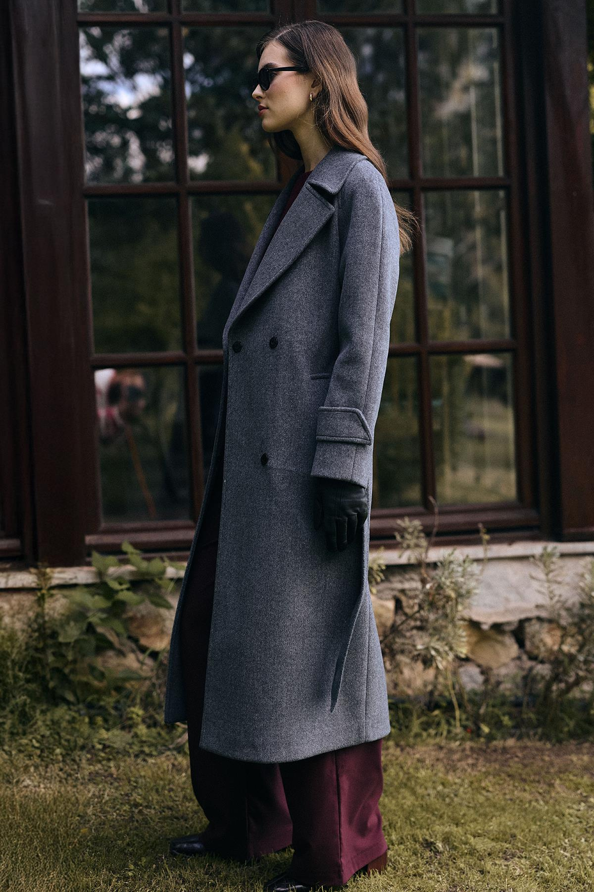 معطف متوسط الطول بأكمام راجلان وإغلاق بزر كبس رمادي غامق 3145