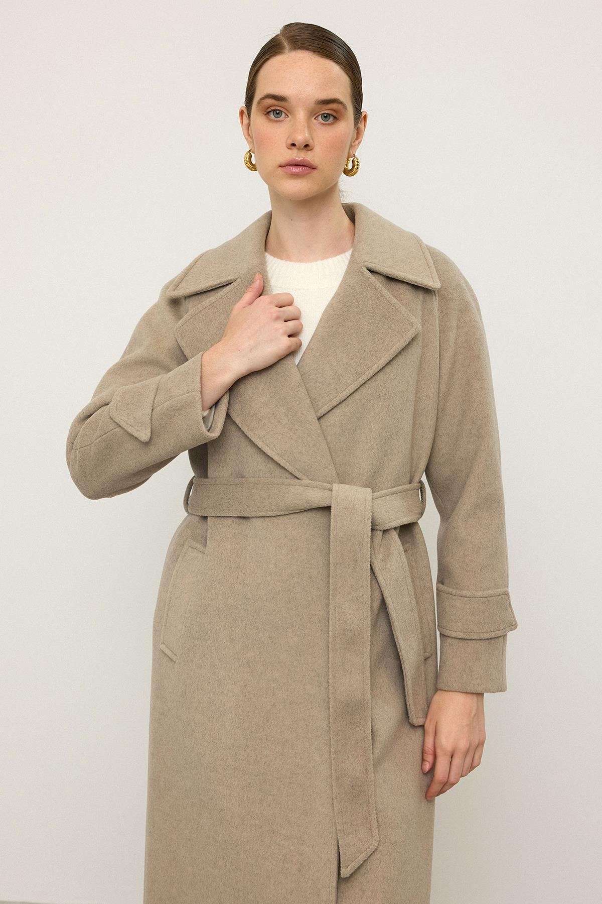 معطف متوسط الطول بأكمام راجلان وإغلاق بزر كبس مزيج الحجارة 3145