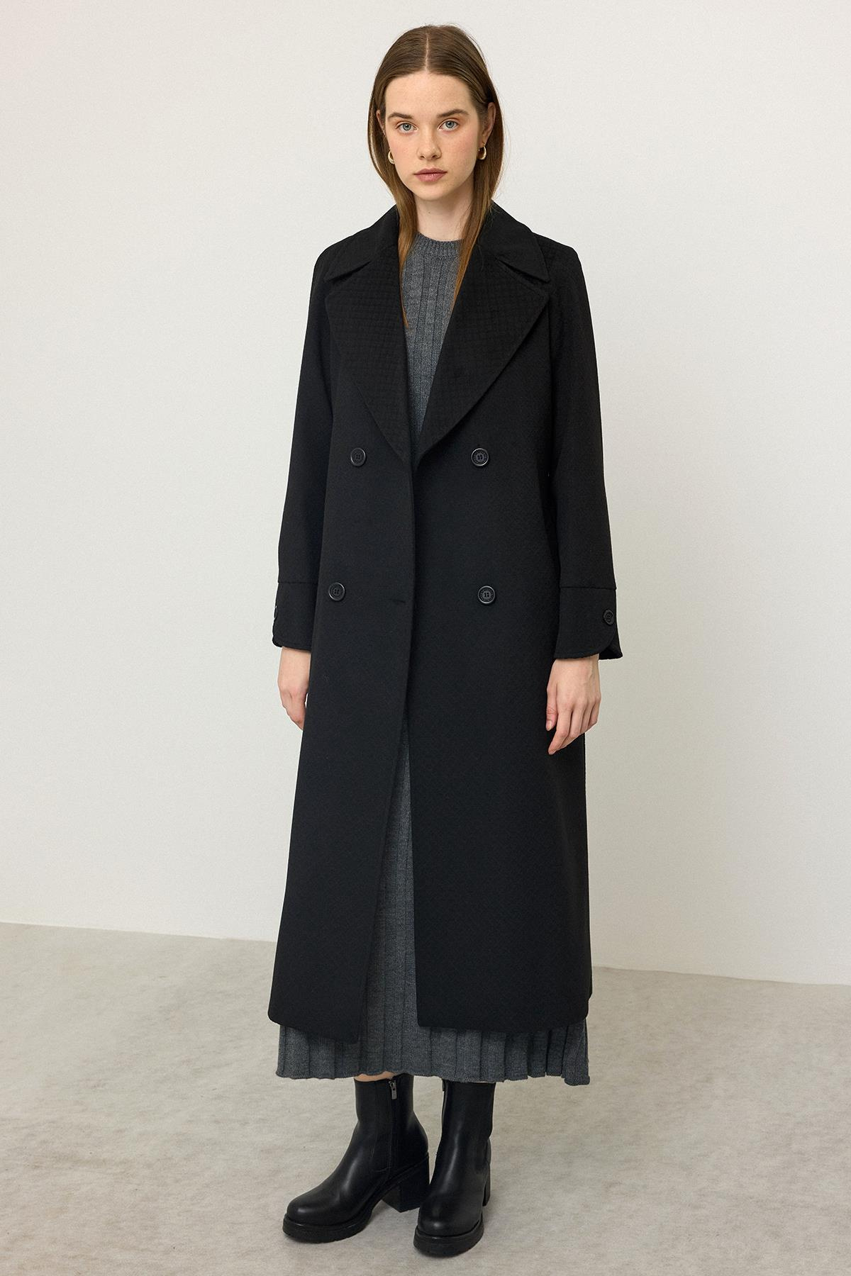 Reglan Kol Pelerin Detaylı Kendinden Desenli Limited Edition Kaban SİYAH 3141