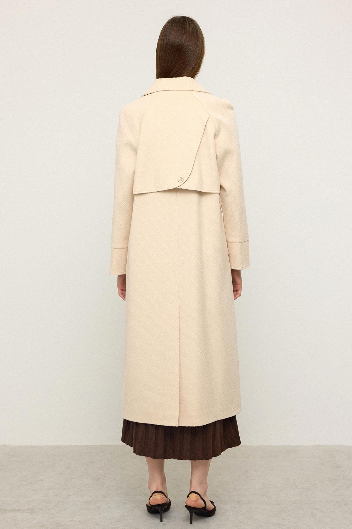 Reglan Kol Pelerin Detaylı Kendinden Desenli Limited Edition Kaban KREM 3141