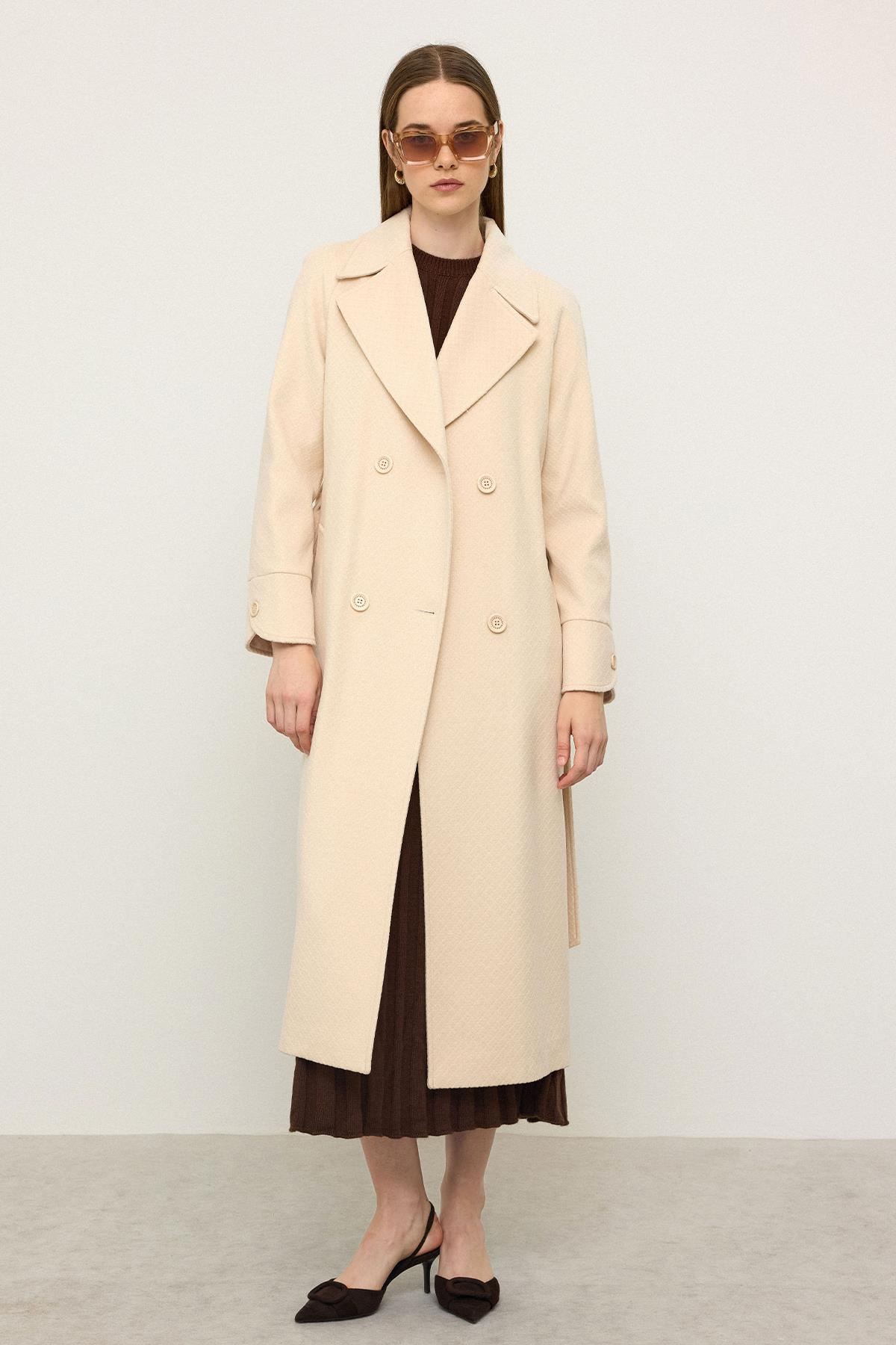 Reglan Kol Pelerin Detaylı Kendinden Desenli Limited Edition Kaban KREM 3141