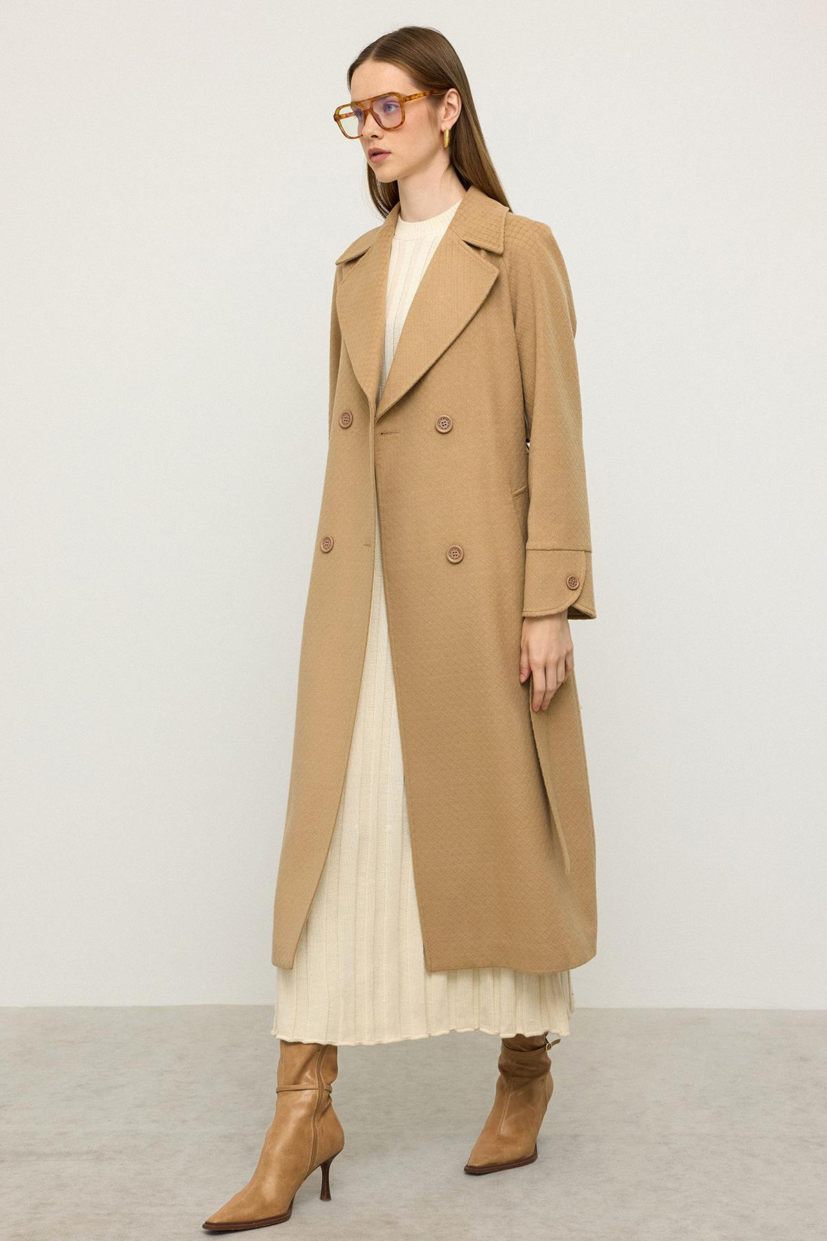 Reglan Kol Pelerin Detaylı Kendinden Desenli Limited Edition Kaban KAMEL 3141