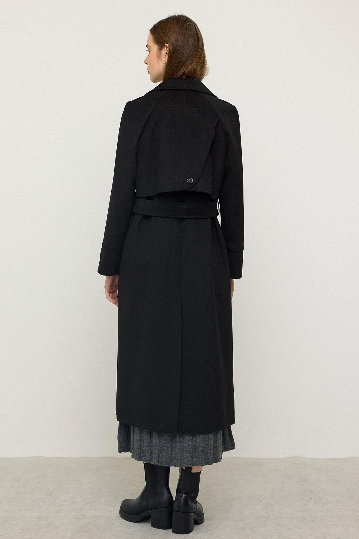 Reglan Kol Pelerin Detaylı Kendinden Desenli Limited Edition Kaban SİYAH 3141