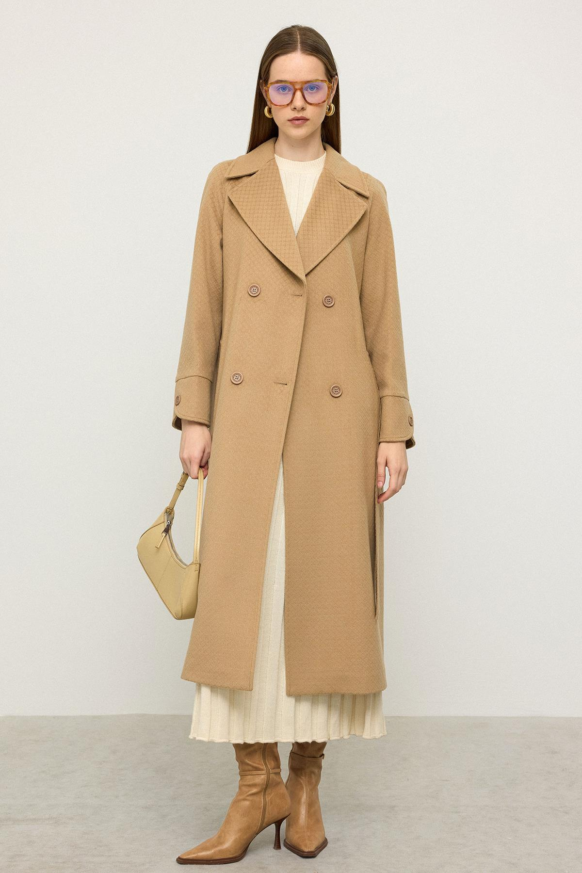 Reglan Kol Pelerin Detaylı Kendinden Desenli Limited Edition Kaban KAMEL 3141