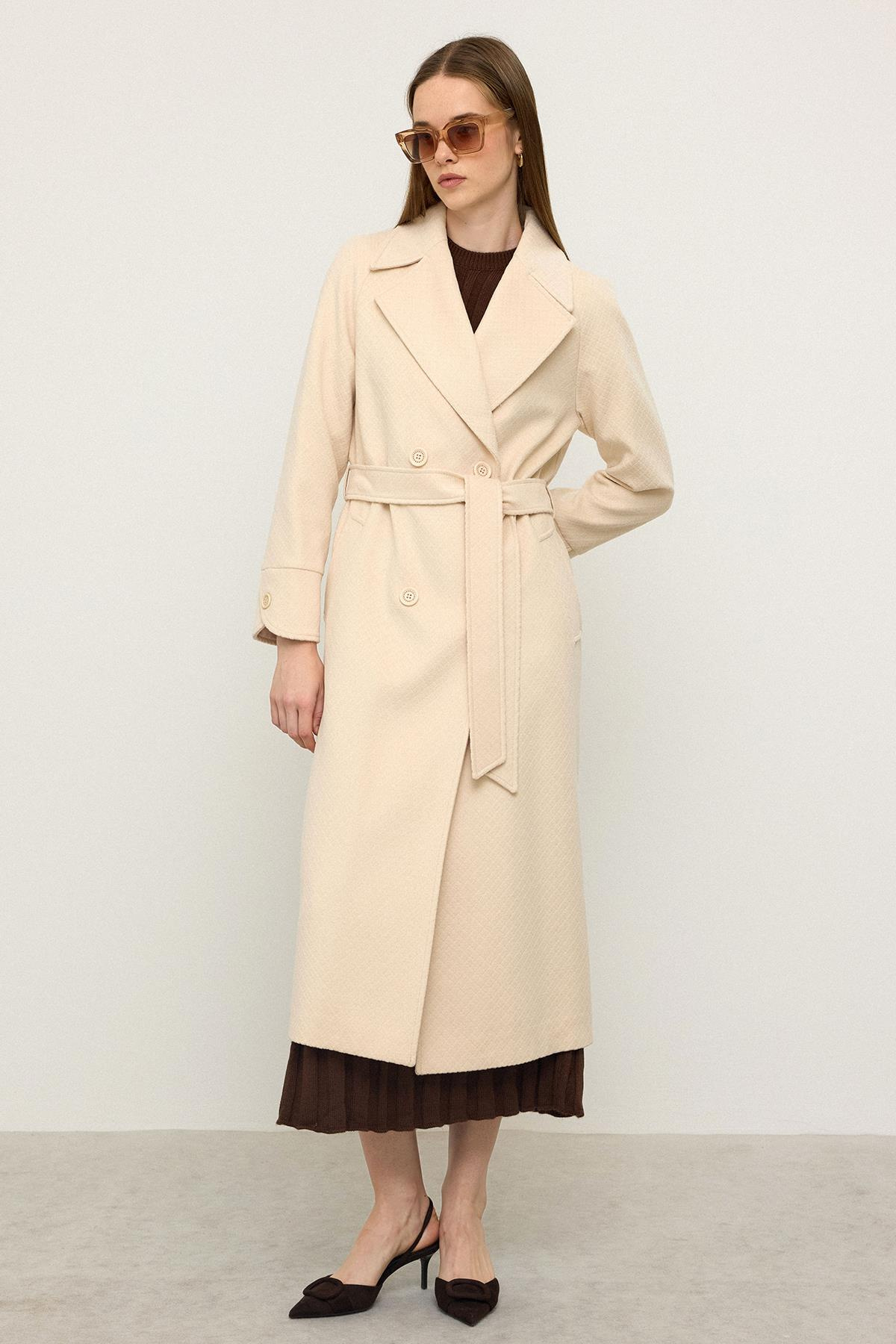 Reglan Kol Pelerin Detaylı Kendinden Desenli Limited Edition Kaban KREM 3141