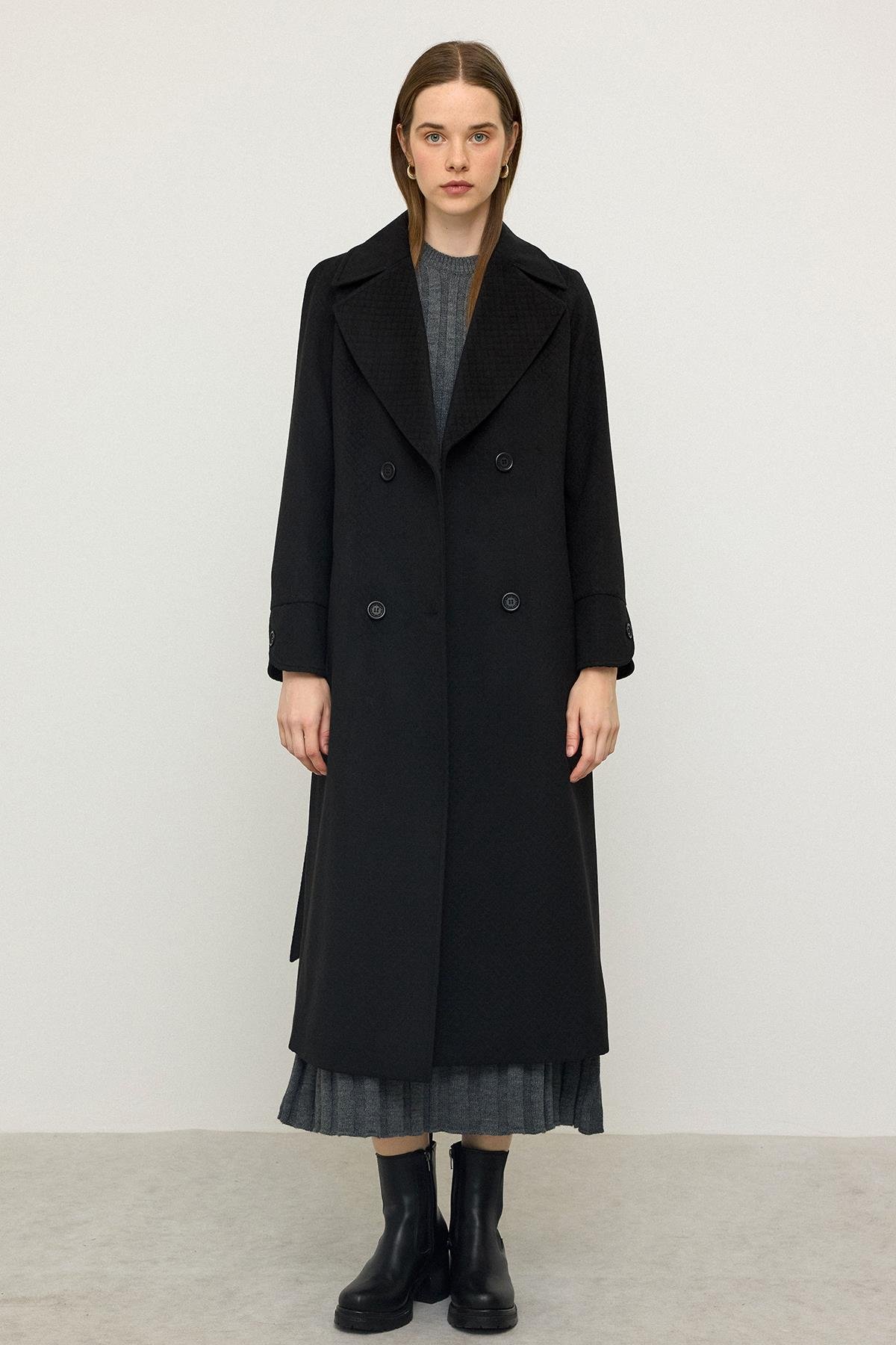 Reglan Kol Pelerin Detaylı Kendinden Desenli Limited Edition Kaban SİYAH 3141