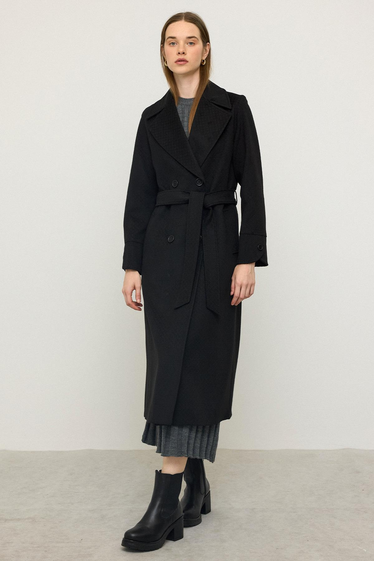 Reglan Kol Pelerin Detaylı Kendinden Desenli Limited Edition Kaban SİYAH 3141