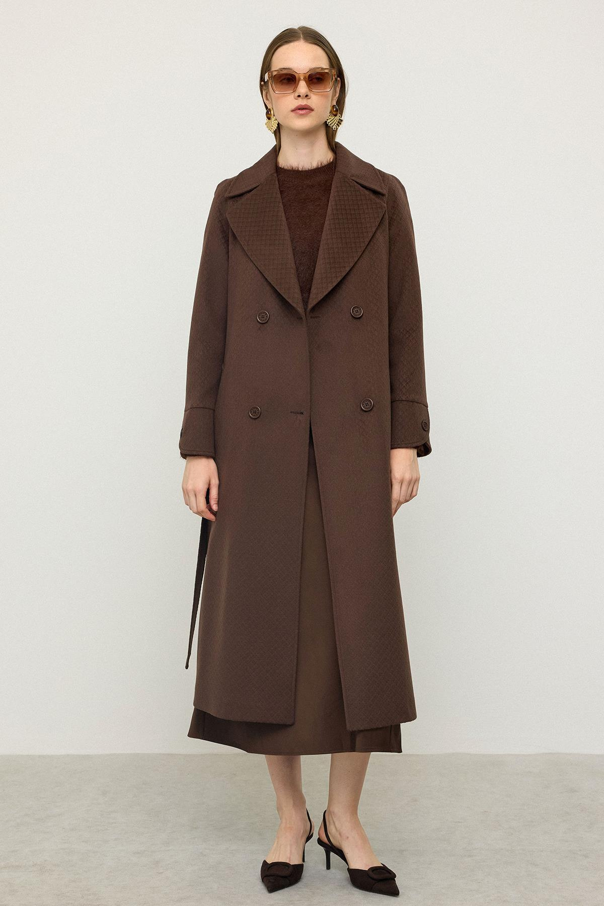 Reglan Kol Pelerin Detaylı Kendinden Desenli Limited Edition Kaban KAHVE 3141