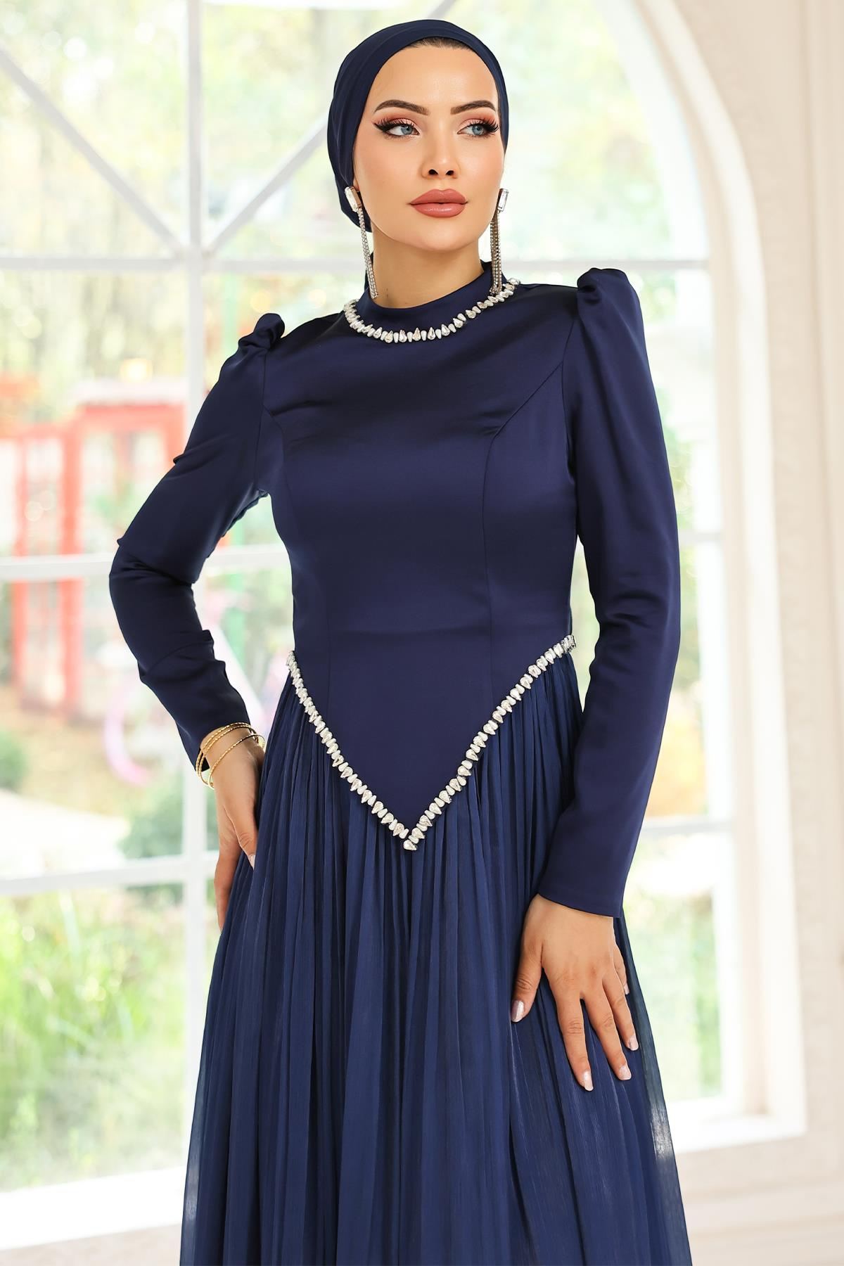 Taş Detaylı Eteği Piliseli Saten ve Yoryo İpek Tesettür Abiye Elbise LACİVERT 1046