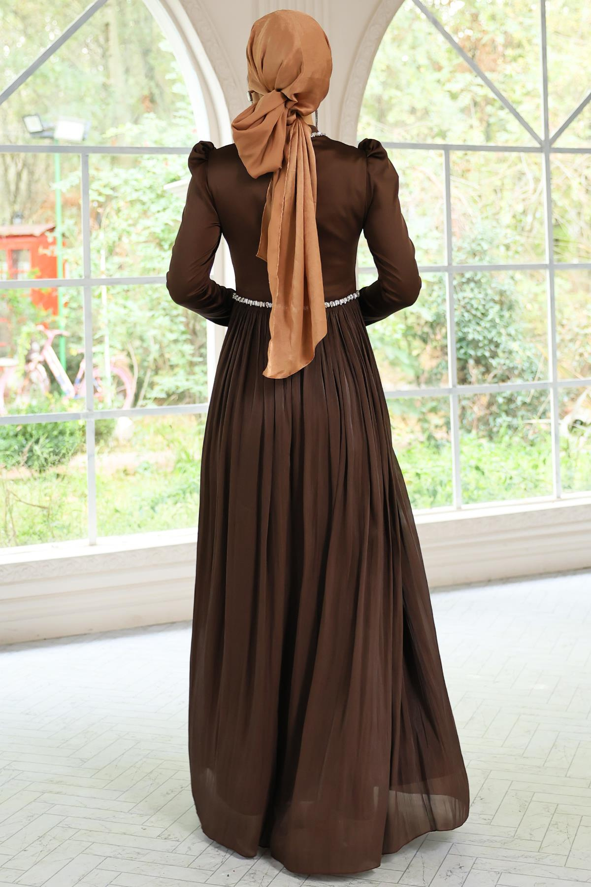 Taş Detaylı Eteği Piliseli Saten ve Yoryo İpek Tesettür Abiye Elbise KAHVE 1046