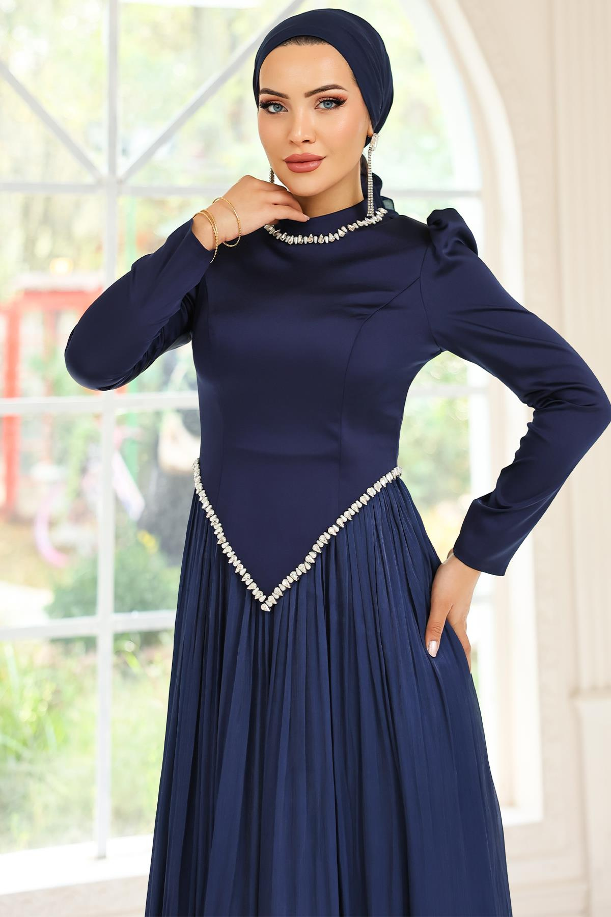 Taş Detaylı Eteği Piliseli Saten ve Yoryo İpek Tesettür Abiye Elbise LACİVERT 1046