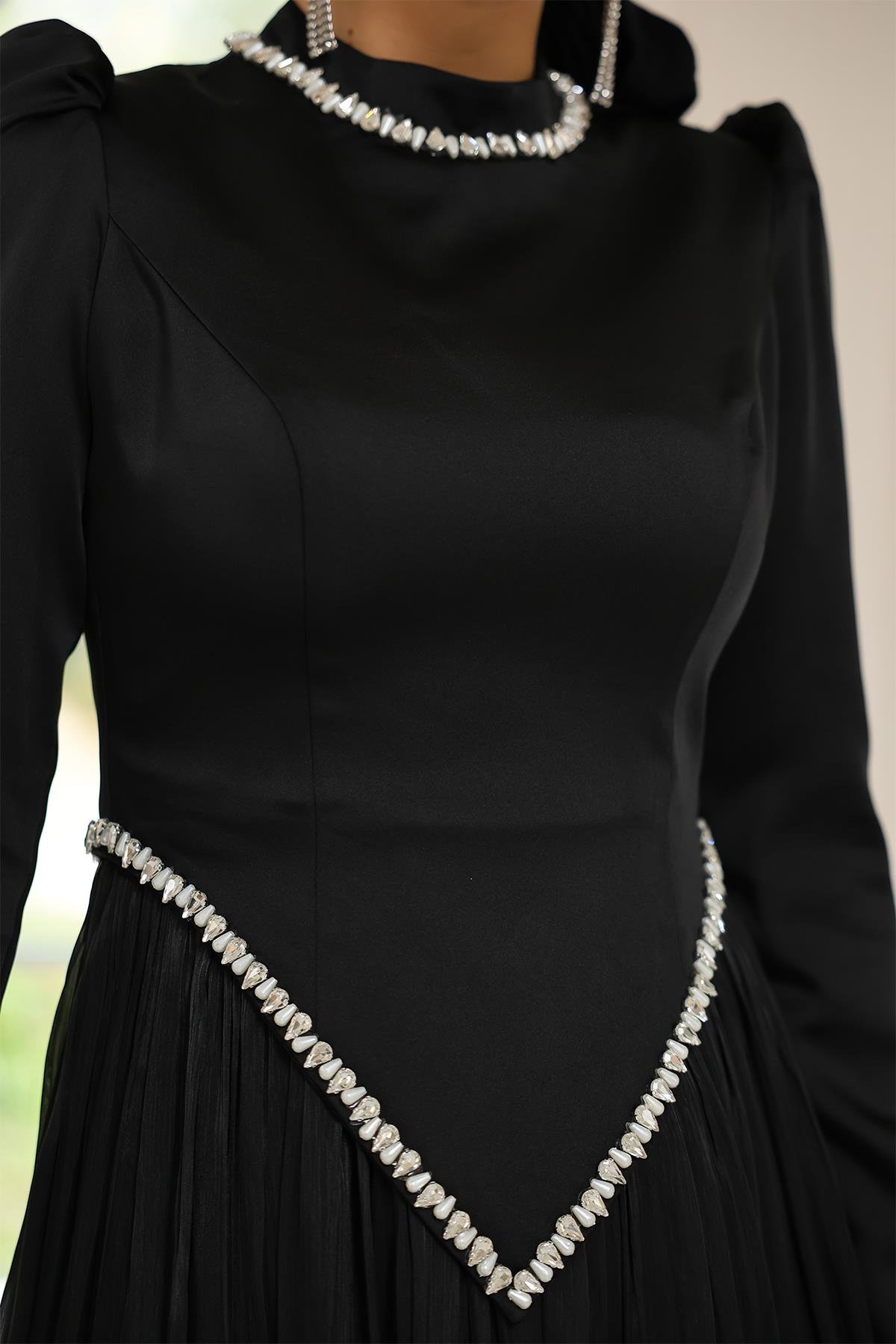 Taş Detaylı Eteği Piliseli Saten ve Yoryo İpek Tesettür Abiye Elbise SİYAH 1046