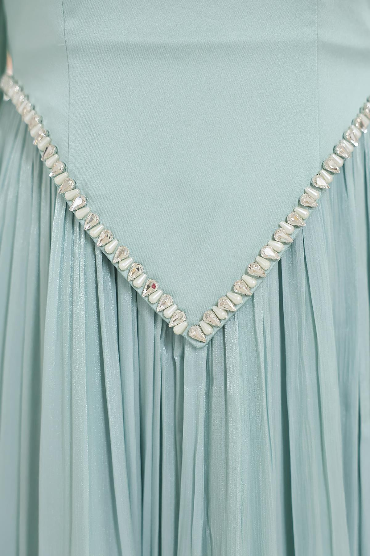 Taş Detaylı Eteği Piliseli Saten ve Yoryo İpek Tesettür Abiye Elbise MİNT 1046