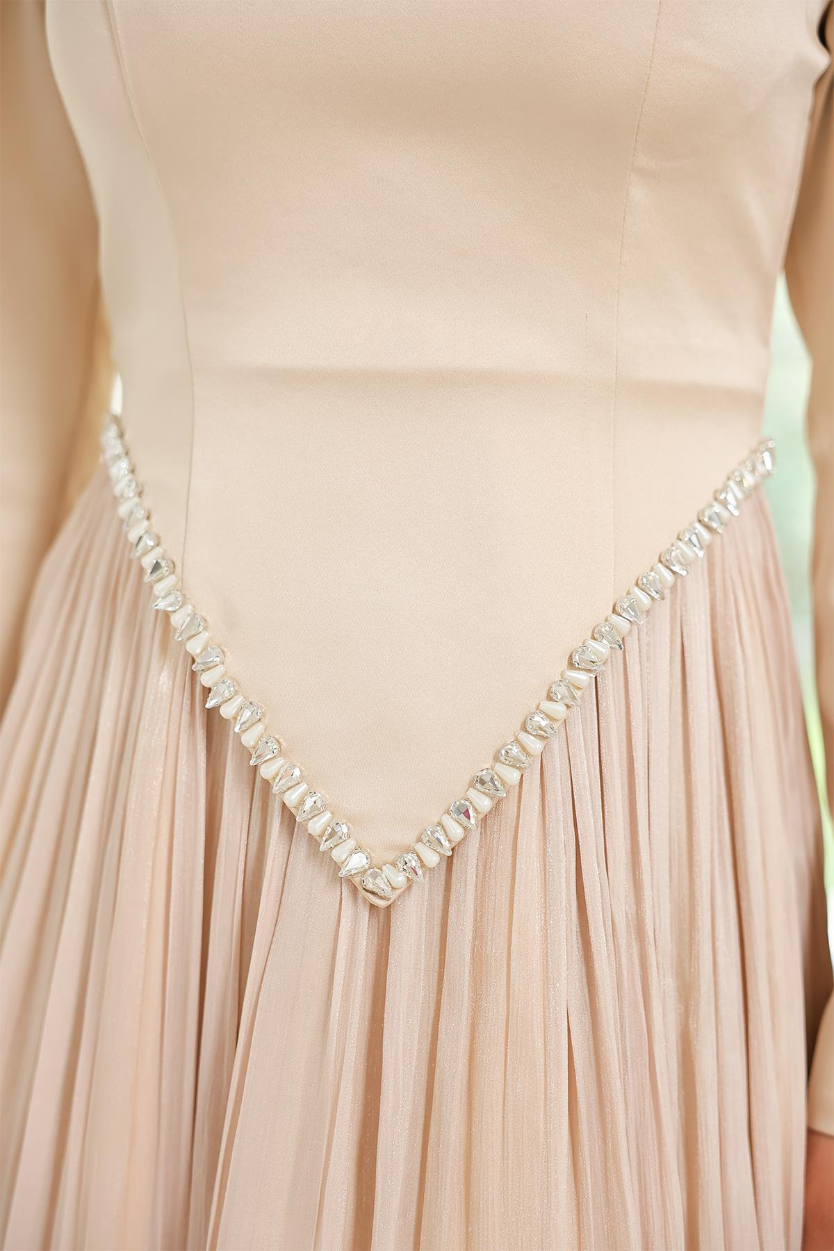 Taş Detaylı Eteği Piliseli Saten ve Yoryo İpek Tesettür Abiye Elbise KREM 1046