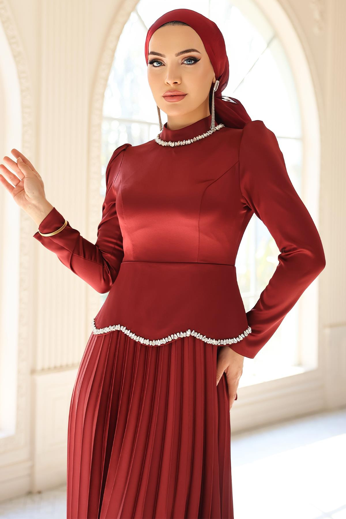 Taş ve İnci Detaylı Piliseli Saten Tesettür Abiye Elbise BORDO 1682