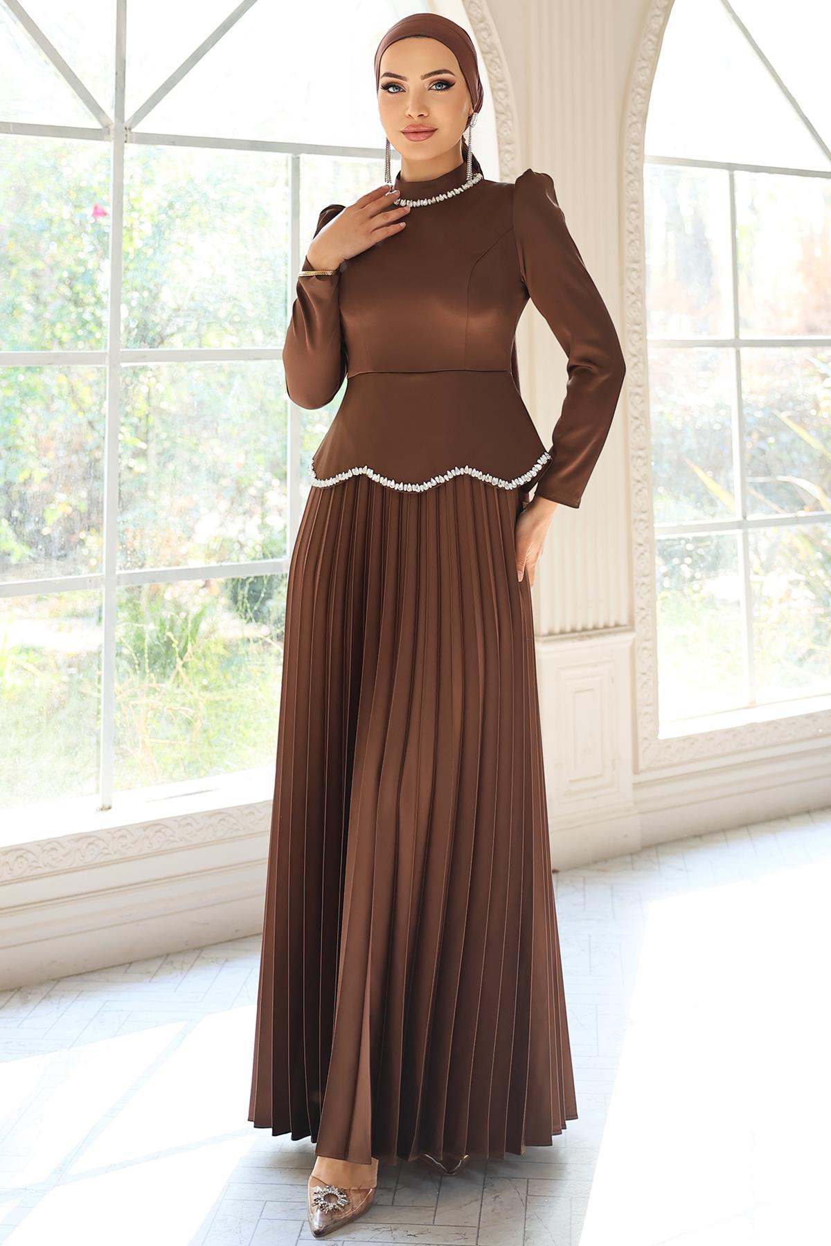 Taş ve İnci Detaylı Piliseli Saten Tesettür Abiye Elbise KAHVE 1682