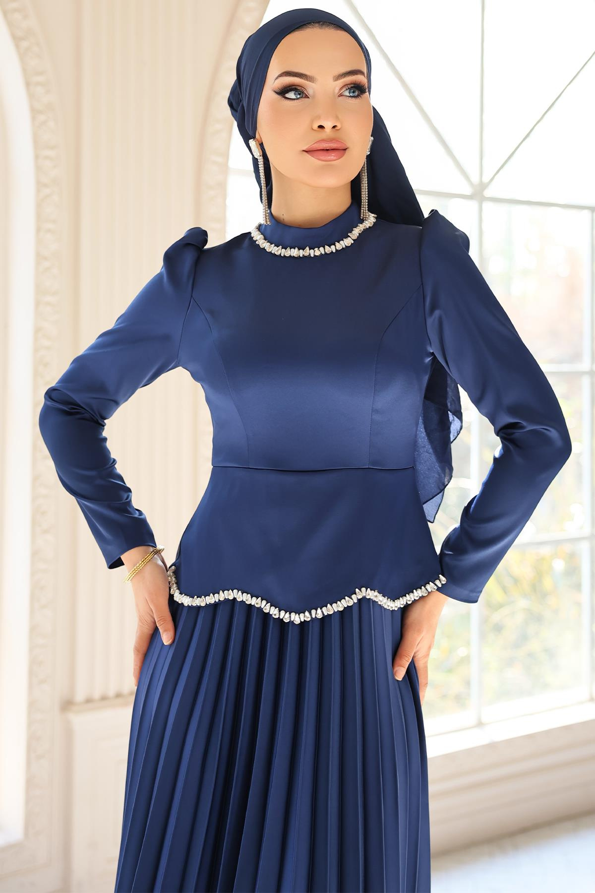 Taş ve İnci Detaylı Piliseli Saten Tesettür Abiye Elbise LACİVERT 1682